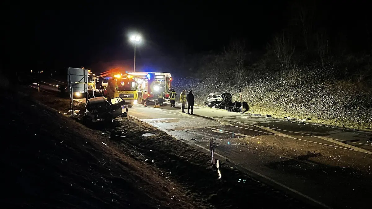 19.02.2022, Baden-Württemberg, Schopfloch: Eine Unfallstelle wird auf der B28a von der Feuerwehr beleuchtet. Bei dem schweren Verkehrsunfall sind am frühen Samstagmorgen in der Nähe von Horb am Neckar (Landkreis Freudenstadt) drei Menschen ums Leben gekommen, ein weiterer Mensch wurde schwer verletzt. Foto: Sdmg / Schulz/dpa +++ dpa-Bildfunk +++