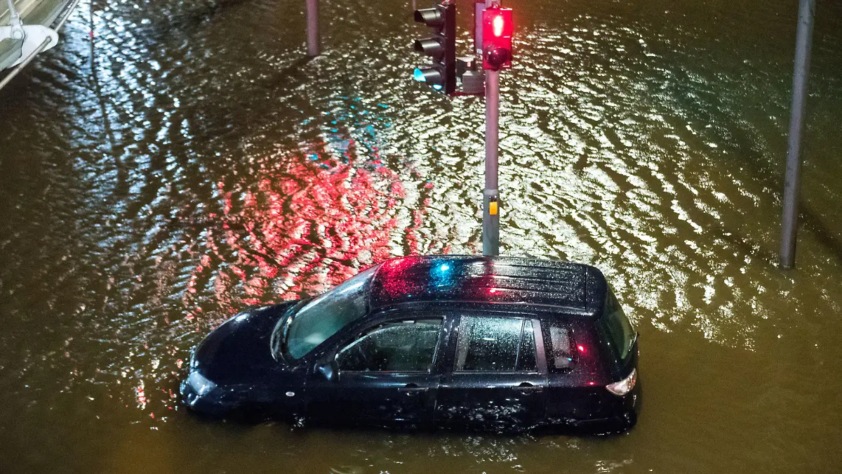 19.02.2022, Hamburg: Ein Auto steht in der Speicherstadt, während einer Sturmflut, beim Hochwasser der Elbe im Wasser. Foto: Daniel Bockwoldt/dpa +++ dpa-Bildfunk +++