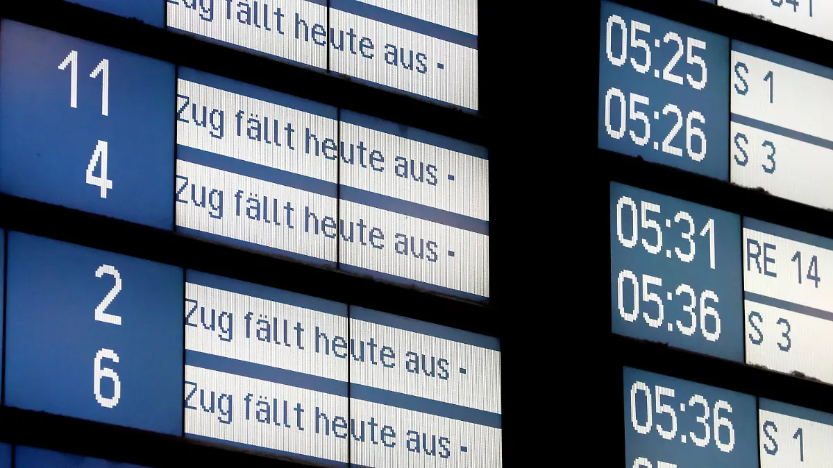 19.02.2022, Nordrhein-Westfalen, Essen: «Zug fällt heute aus» steht auf der Anzeigetafel am Essener Hauptbahnhof vor etlichen Verbindungen. Wegen Sturmtief «Zeynep» hatte die Bahn den Schienenverkehr am Nachmittag (18.02.2022) eingestellt. Foto: Roland Weihrauch/dpa +++ dpa-Bildfunk +++