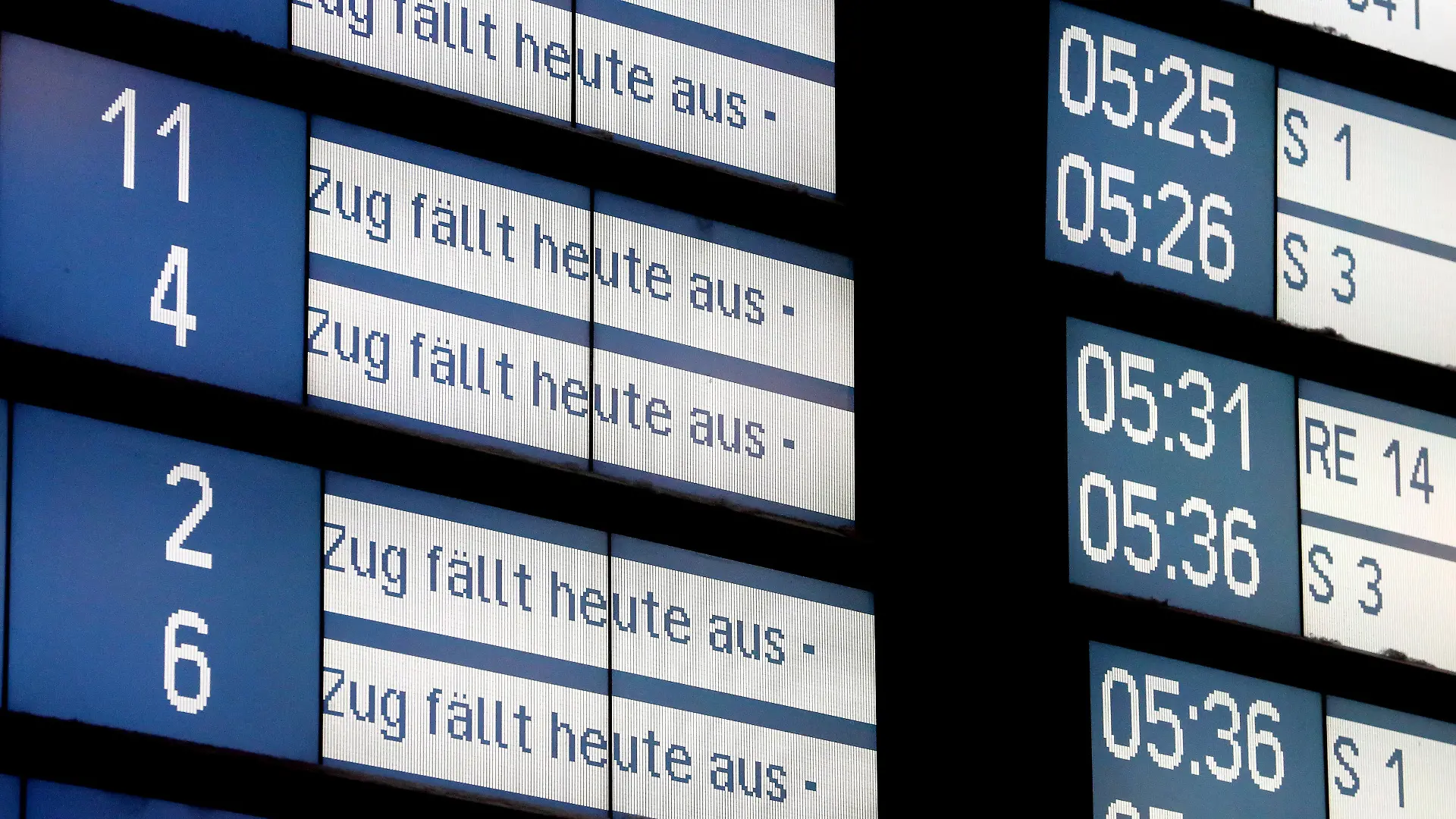 19.02.2022, Nordrhein-Westfalen, Essen: «Zug fällt heute aus» steht auf der Anzeigetafel am Essener Hauptbahnhof vor etlichen Verbindungen. Wegen Sturmtief «Zeynep» hatte die Bahn den Schienenverkehr am Nachmittag (18.02.2022) eingestellt. Foto: Roland Weihrauch/dpa +++ dpa-Bildfunk +++