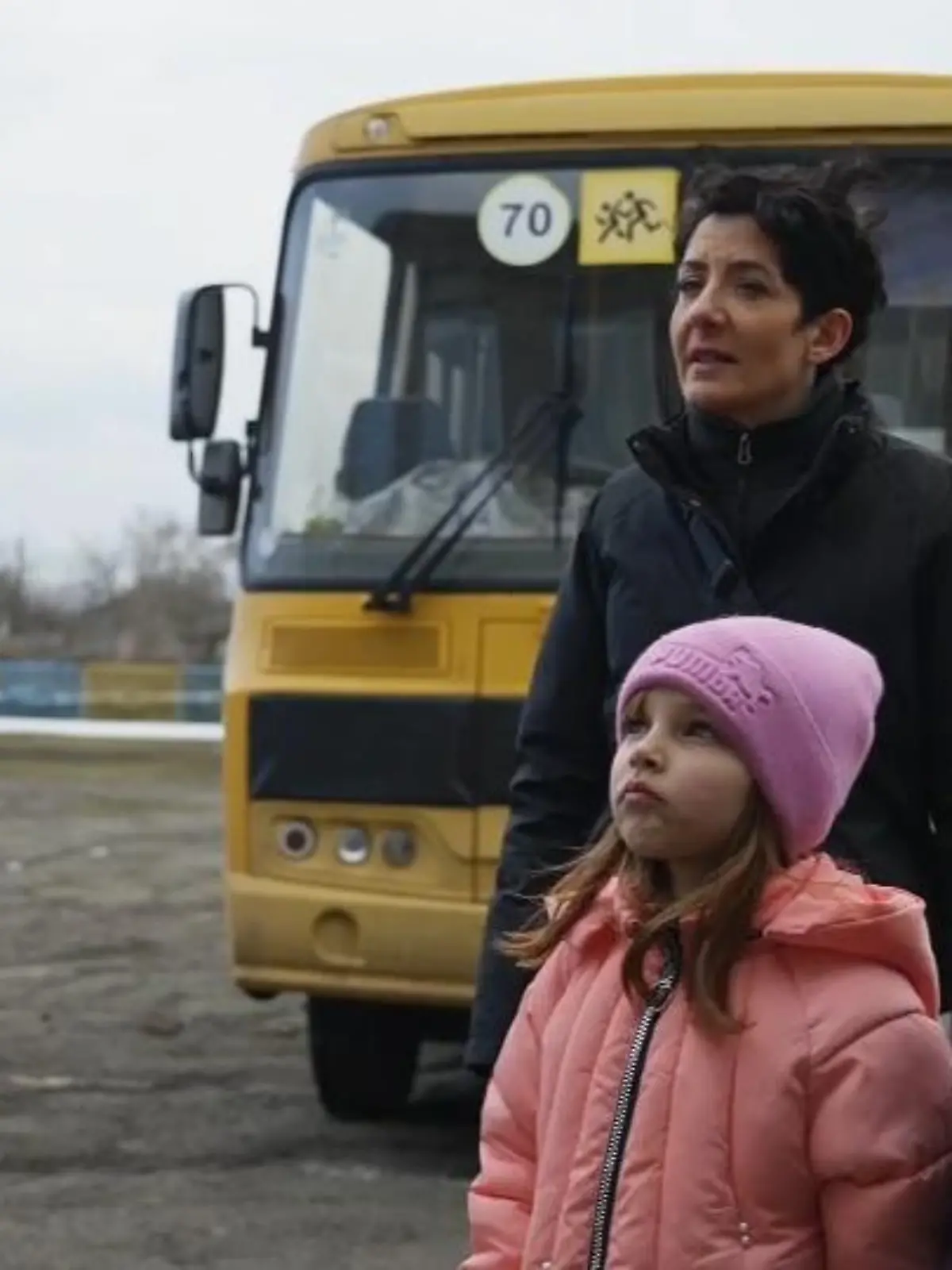 RTL-Reporterin Kavita Sharma hat mit Kindern in der Nähe der Frontlinie gesprochen, an der sich ukrainische Soldaten und prorussische Separatisten gegenüberstehen. Ihre Schule ist unter Beschuss geraten.