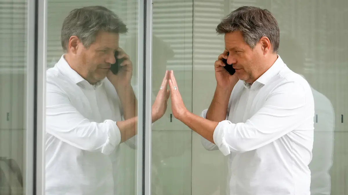 Wirtschafts- und Klimaminister Robert Habeck (Gruene) im Portrait im Nachgang an die heutige Fraktionssitzung und den Not-Heizungsgipfel im Deutschen Bundestag in Berlin, 13.06.2023