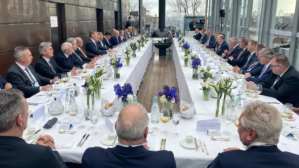 18.02.2022, München: Spitzen der deutschen Wirtschaft versammeln sich im Hotel Bayerischer Hof am Rande der Münchner Sicherheitskonferenz zu einem CEO-Lunch. Die Tatsache, dass die Runde rein aus Männern bestand, sorgte in den sozialen Medien für eine Debatte über Geschlechtergleichstellung, nachdem der Chefredakteur von The Pioneer, Michael Bröcker, die Aufnahme auf Twitter verbreitete. (zu dpa "Männer beim Business-Lunch: Foto aus München sorgt für Aufsehen") Foto: Michael Bröcker/The Pioneer/dpa - ACHTUNG: Nur zur redaktionellen Verwendung im Zusammenhang mit der aktuellen Berichterstattung und nur mit vollständiger Nennung des vorstehenden Credits +++ dpa-Bildfunk +++