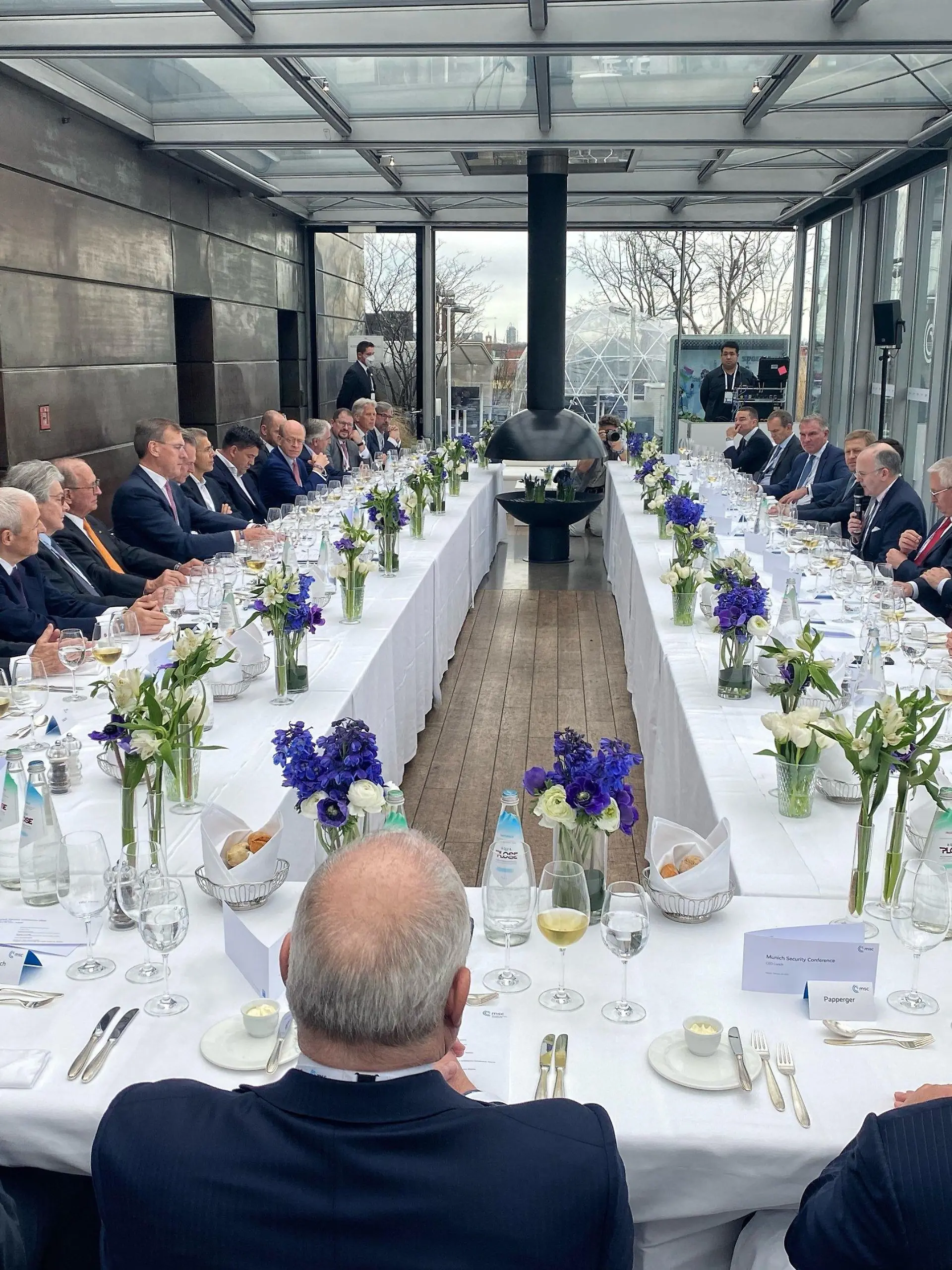 18.02.2022, München: Spitzen der deutschen Wirtschaft versammeln sich im Hotel Bayerischer Hof am Rande der Münchner Sicherheitskonferenz zu einem CEO-Lunch. Die Tatsache, dass die Runde rein aus Männern bestand, sorgte in den sozialen Medien für eine Debatte über Geschlechtergleichstellung, nachdem der Chefredakteur von The Pioneer, Michael Bröcker, die Aufnahme auf Twitter verbreitete.     (zu dpa "Männer beim Business-Lunch: Foto aus München sorgt für Aufsehen") Foto: Michael Bröcker/The Pioneer/dpa - ACHTUNG: Nur zur redaktionellen Verwendung im Zusammenhang mit der aktuellen Berichterstattung und nur mit vollständiger Nennung des vorstehenden Credits +++ dpa-Bildfunk +++
