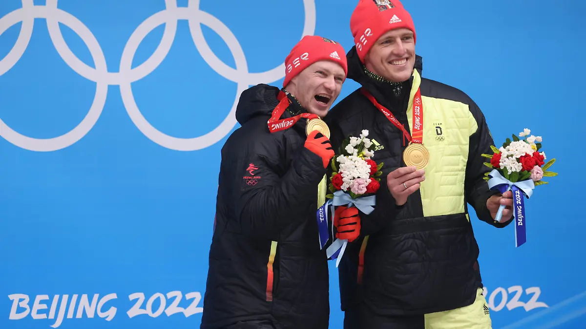 OLYMPICS - Winter Olympic Games, Olympische Spiele, Olympia, OS Beijing 2022 YANQING,CHINA,15.FEB.22 - OLYMPICS, BOBSLEIGH - Winter Olympic Games Beijing 2022, two-man, men. Image shows the rejoicing of Thorsten Margis and Francesco Friedrich GER. PUBLICATIONxNOTxINxAUTxSUIxSWE GEPAxpictures/xDanielxGoetzhaber