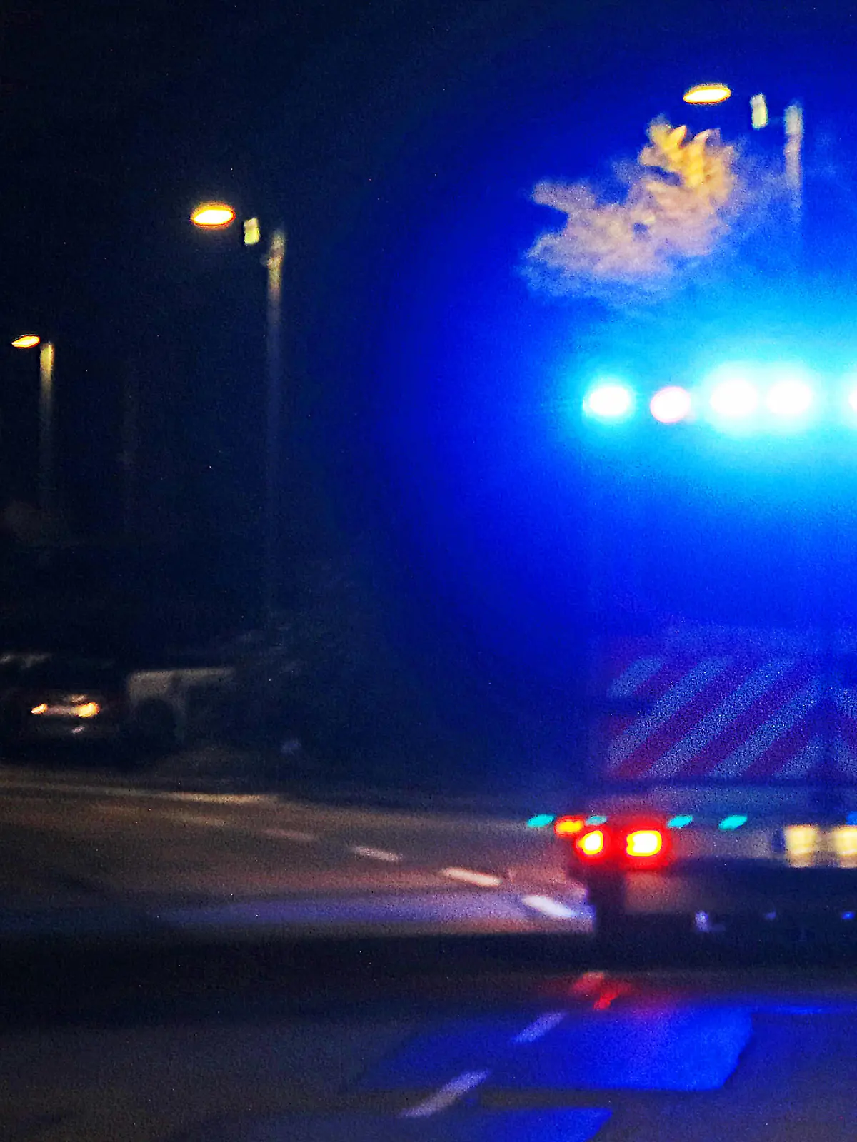  Rettungseinsatz im Orkan Rettungsdienst von der Feuerwehr der Stadt Essen fährt durch den Orkan Zeynep Essen Nordrhein-Westfalen Deutschland *** Rescue mission in hurricane Rescue service from the fire department of the city of Essen drives through hurricane Zeynep Essen North Rhine Westphalia Germany