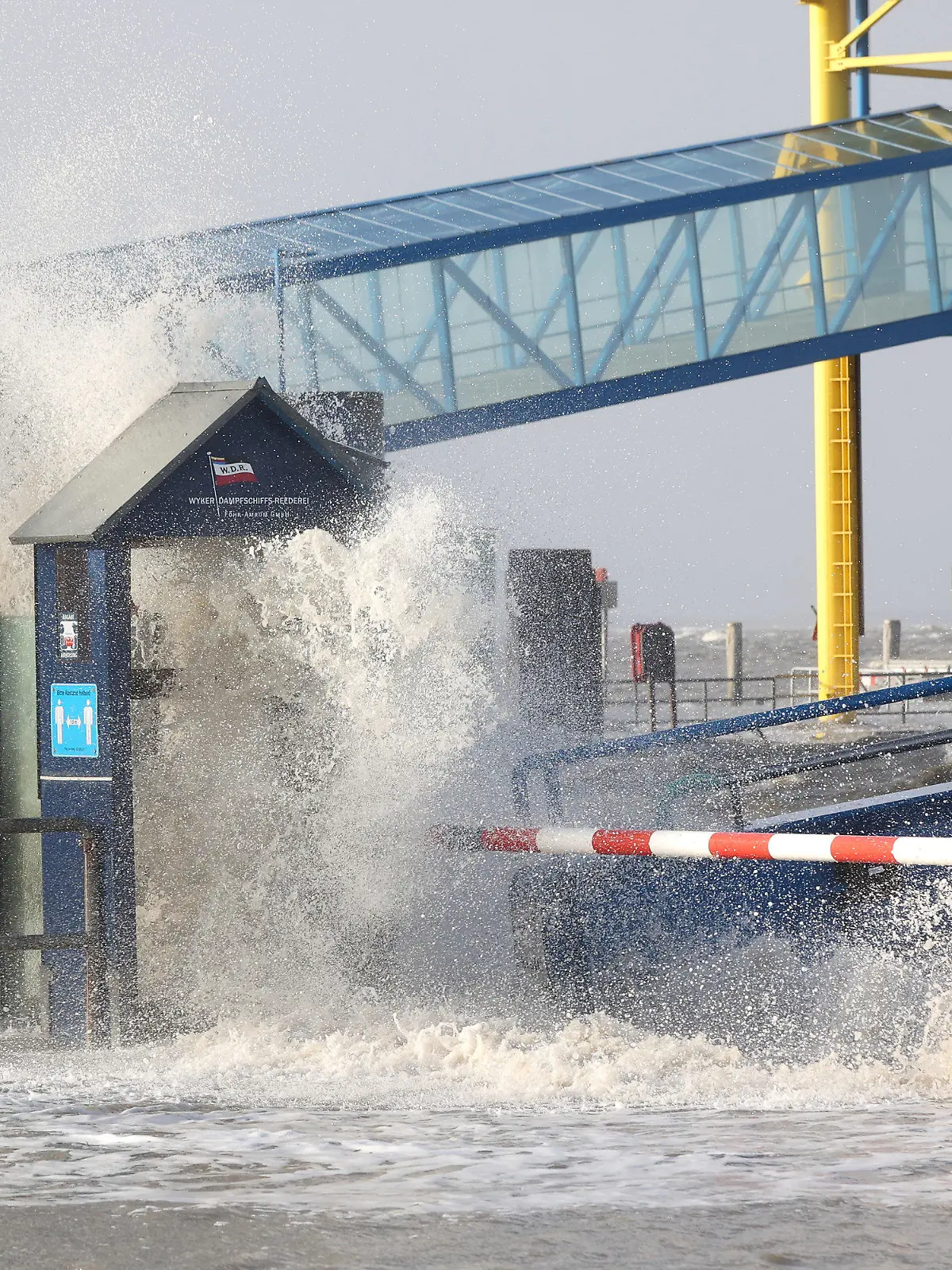 30.01.2022, Schleswig-Holstein, Dagebüll: Die Gischt der aufgepeitschten Nordsee überflutet bei Sturm den Fähranleger Dagebüll. Foto: Bodo Marks//dpa +++ dpa-Bildfunk +++
