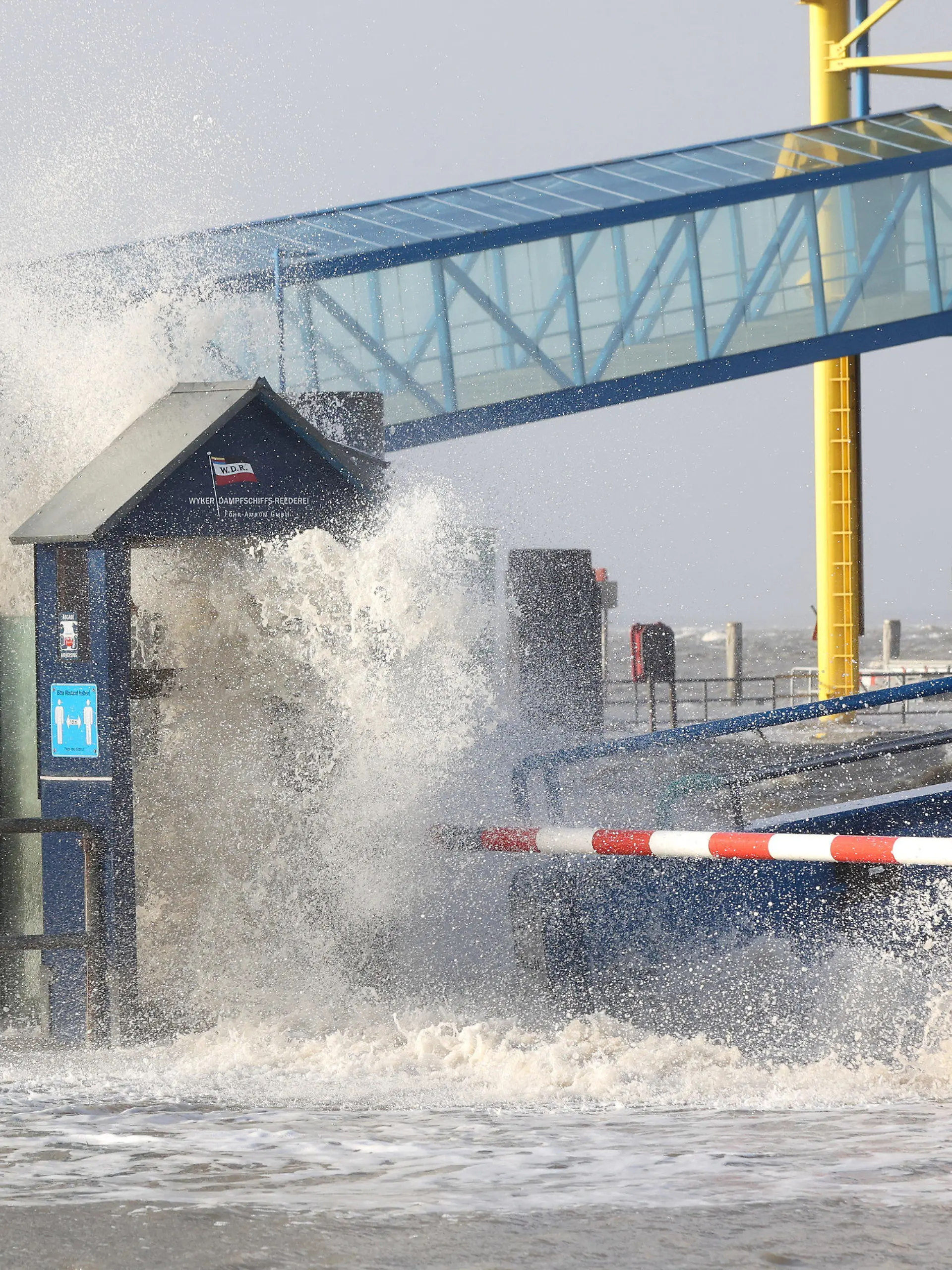 30.01.2022, Schleswig-Holstein, Dagebüll: Die Gischt der aufgepeitschten Nordsee überflutet bei Sturm den Fähranleger Dagebüll. Foto: Bodo Marks//dpa +++ dpa-Bildfunk +++