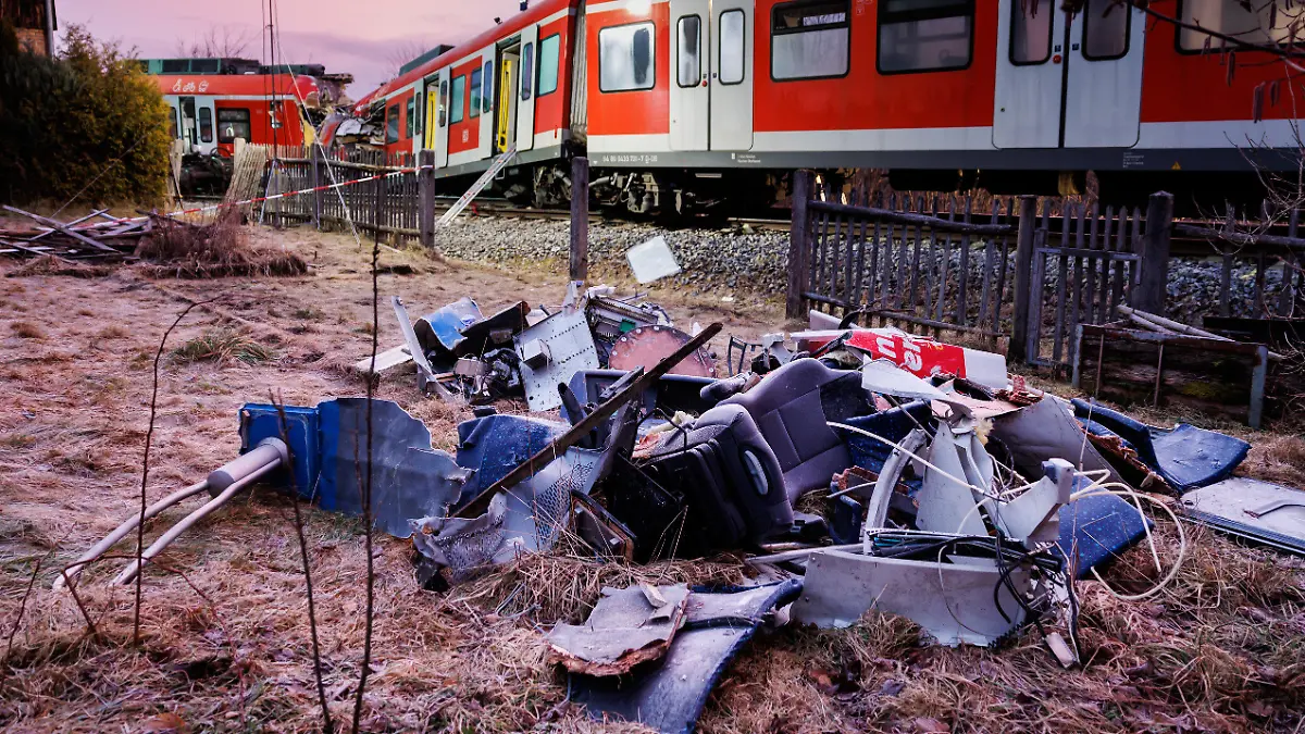 16.02.2022, Bayern, Schäftlarn: Eine Zugtür und zahlreiche weitere Trümmer der zwei aufeinander geprallten S-Bahnen liegen an der Unfallstelle in der Nähe des Bahnhofes Ebenhausen-Schäftlarn auf einem Haufen. Beim Zusammenstoß zweier S-Bahnen südlich von München kam am 14. Februar ein Fahrgast ums Leben, 18 Menschen wurden verletzt. Foto: Matthias Balk/dpa +++ dpa-Bildfunk +++