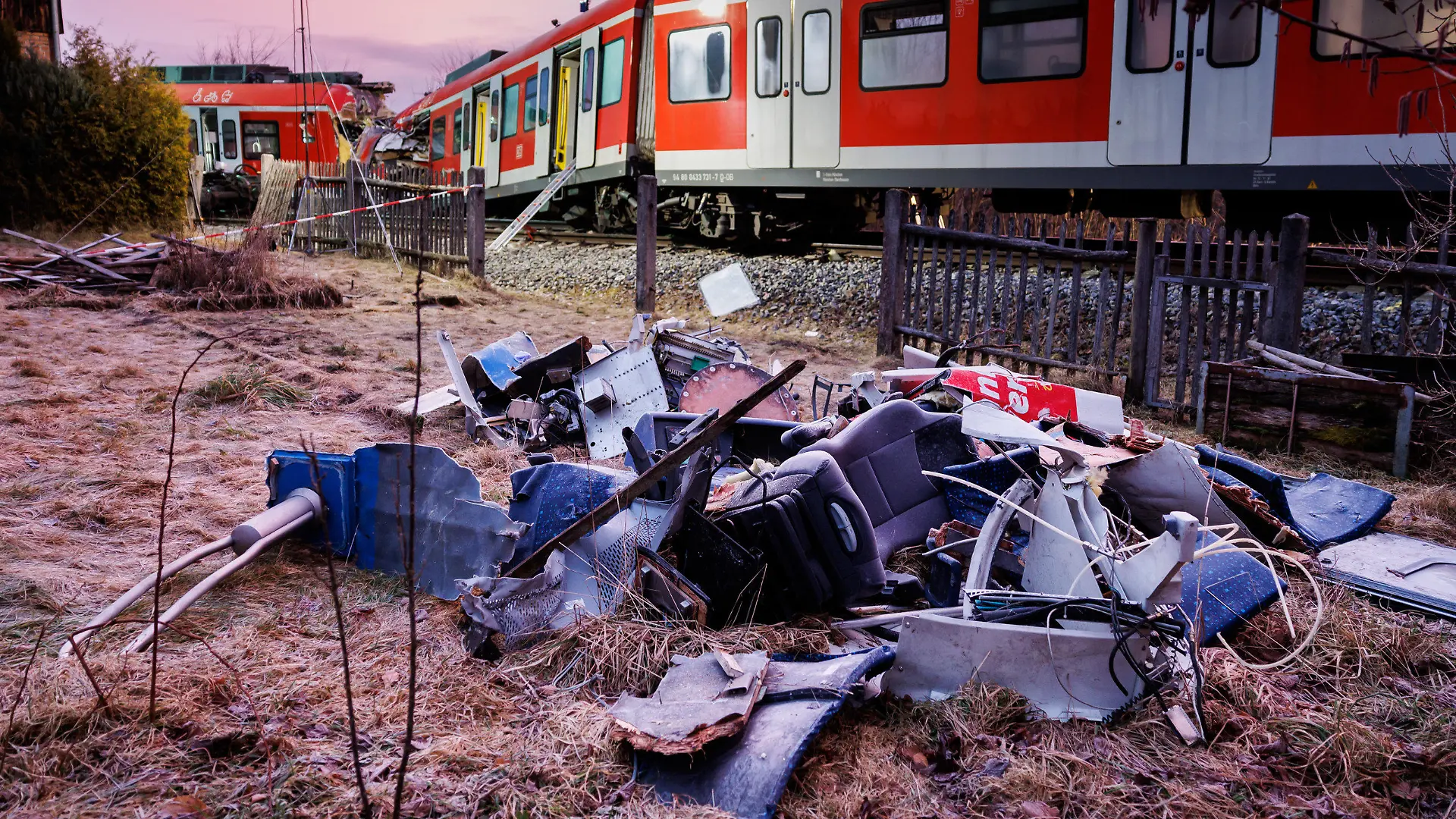 16.02.2022, Bayern, Schäftlarn: Eine Zugtür und zahlreiche weitere Trümmer der zwei aufeinander geprallten S-Bahnen liegen an der Unfallstelle in der Nähe des Bahnhofes Ebenhausen-Schäftlarn auf einem Haufen. Beim Zusammenstoß zweier S-Bahnen südlich von München kam am 14. Februar ein Fahrgast ums Leben, 18 Menschen wurden verletzt. Foto: Matthias Balk/dpa +++ dpa-Bildfunk +++