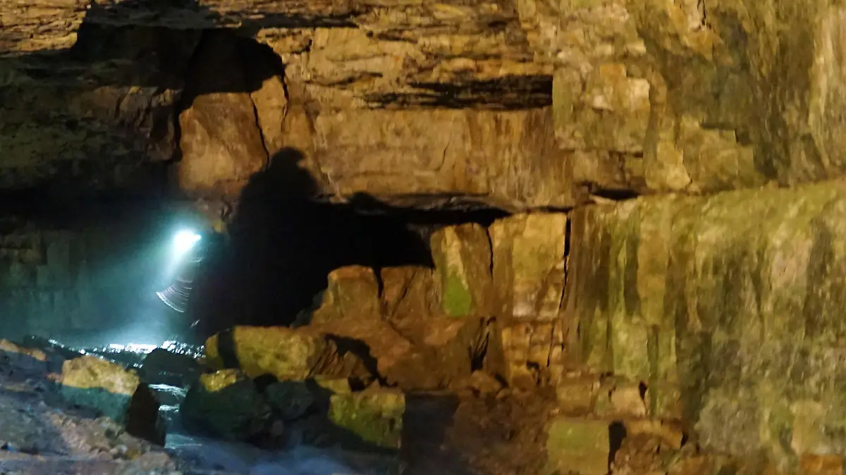 28.07.2019, Baden-Württemberg, Grabenstetten: Einsatzkräfte der Bergwacht und Feuerwehrleute sind an der Falkensteiner Höhle im Einsatz. In der Falkensteiner Höhle in Baden-Württemberg sind zwei Menschen von ansteigenden Wassermassen überrascht und dadurch eingeschlossen worden. Foto: Krytzner/SDMG/dpa +++ dpa-Bildfunk +++