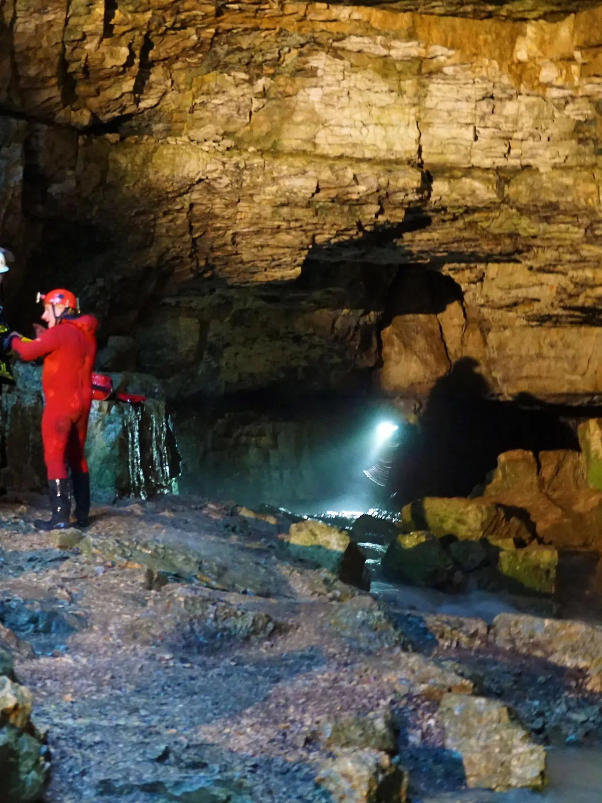 28.07.2019, Baden-Württemberg, Grabenstetten: Einsatzkräfte der Bergwacht und Feuerwehrleute sind an der Falkensteiner Höhle im Einsatz. In der Falkensteiner Höhle in Baden-Württemberg sind zwei Menschen von ansteigenden Wassermassen überrascht und dadurch eingeschlossen worden. Foto: Krytzner/SDMG/dpa +++ dpa-Bildfunk +++