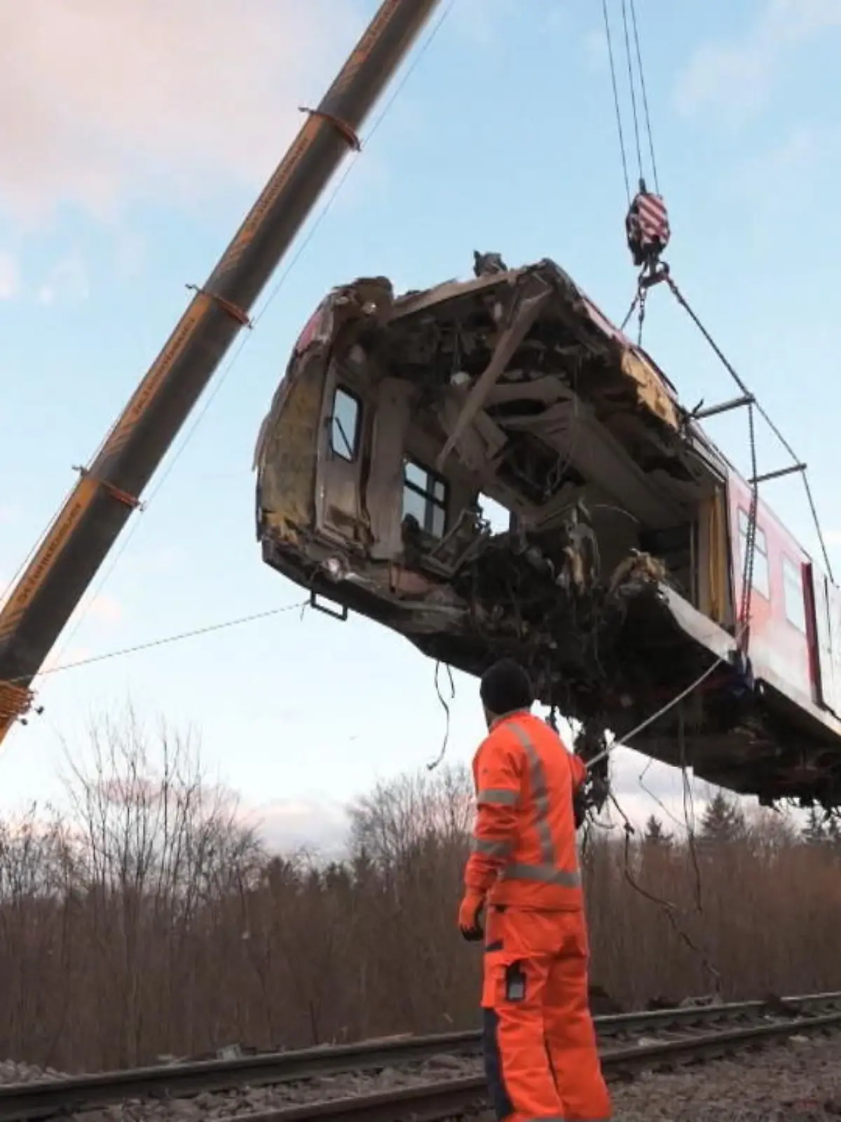 Erst gibt es einen lauten Knall, dann schrillt ein Signalhorn und schreckt die Anwohner auf. Am Montag gegen 16.35 Uhr, mitten im Berufsverkehr, sind in der Nähe des Bahnhofs Ebenhausen-Schäftlarn zwei S-Bahnen frontal aufeinandergeprallt - auf einer eingleisigen Strecke. Rund 95 Menschen befinden sich zum Unglückszeitpunkt in den beiden Zügen. Ein Passagier stirbt, mindestens 14 Menschen werden verletzt.