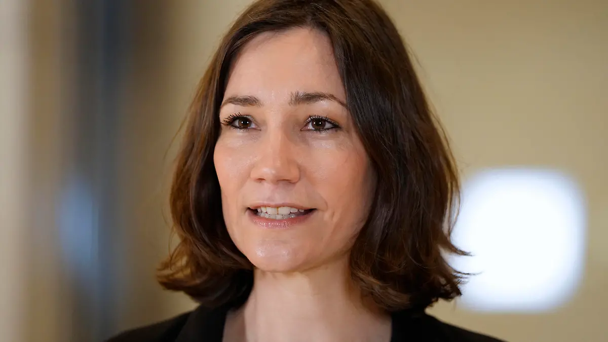 Statement zum Beschluss der Bundesregierung fuer EU-Fuehrungspositionen-Richtlinie Aktuell,17.02.2022 Berlin, Bundesministerin für Familie, Senioren, Frauen und Jugend Anne Spiegel Gruene im Portrait bei ihrem Statement zum Beschluss der Bundesregierung fuer die Zustimmung zur EU-Fuehrungspositionen-Richtlinie bei der Deutschland mit Frankreich zum Motor fuer die Europaeische Gleichstellung wird auf der Fraktionsebene im Deutschen Bundestag in Berlin Berlin Berlin Deutschland 