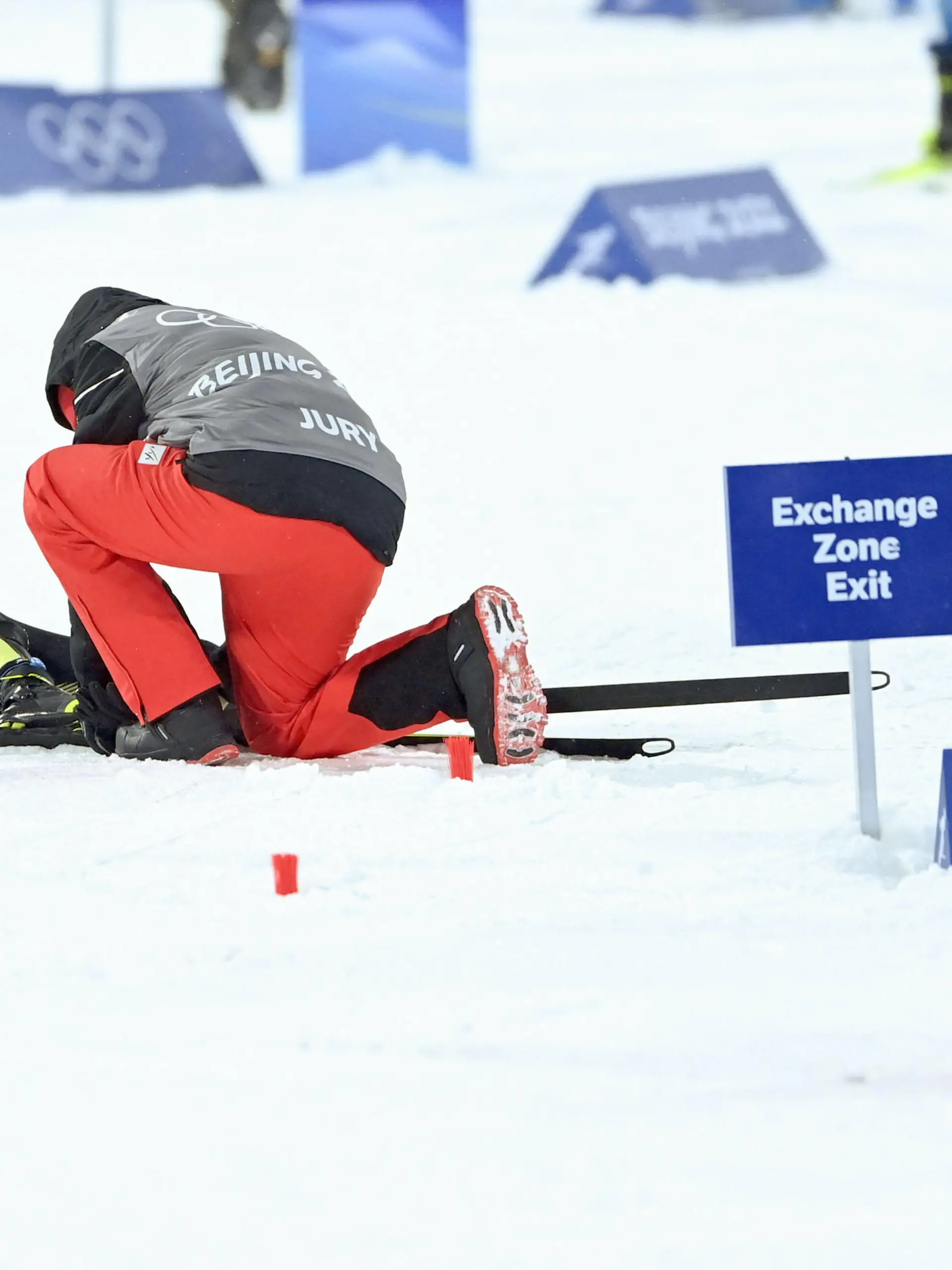  220217 -- ZHANGJIAKOU, Feb. 17, 2022 -- Eric Frenzel of Germany L lies down after exchanging during cross-country of nordic combined team gundersen large hill/4x5km at the National Cross-Country Skiing Centre in Zhangjiakou, north China s Hebei Province, Feb. 17, 2022.  BEIJING2022 CHINA-ZHANGJIAKOU-OLYMPIC Winter games, Winterspiele,Spiele, Summer games NORDIC COMBINED CN DaixTianfang PUBLICATIONxNOTxINxCHN