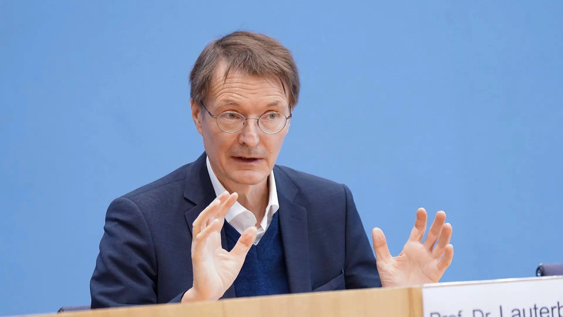 Bundespressekonferenz Aktuelle Corona Lage mit Gesundheitsminister Lauterbach und RKI Aktuell,18.02.2022,Berlin,Bundesminister für Gesundheit Prof. Dr. Karl Lauterbach im Portrait mit Handgeste erlaeutert er die aktuelle Corona Situation bei der Bundespressekonferenz zum Thema Aktuelle Corona-Lage Berlin Berlin Deutschland
