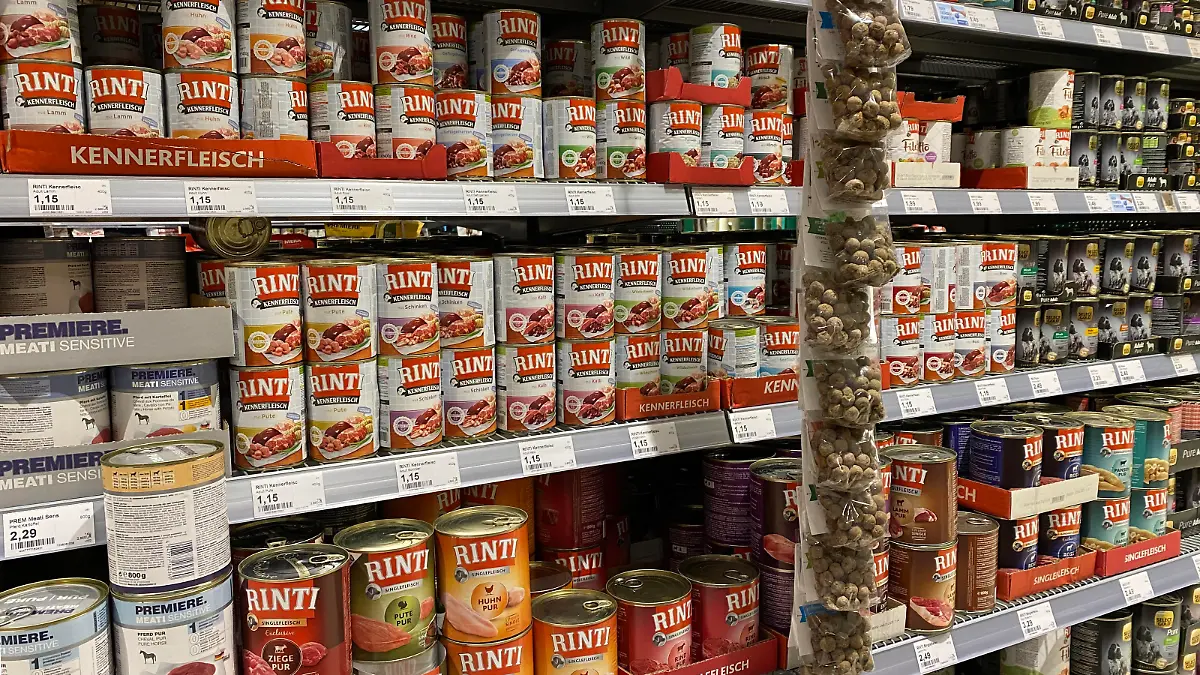 Tiernahrung,Tierfutter in einer Filiale von Fressnapf. Rinti Hundefutter in der Dose im Regal.