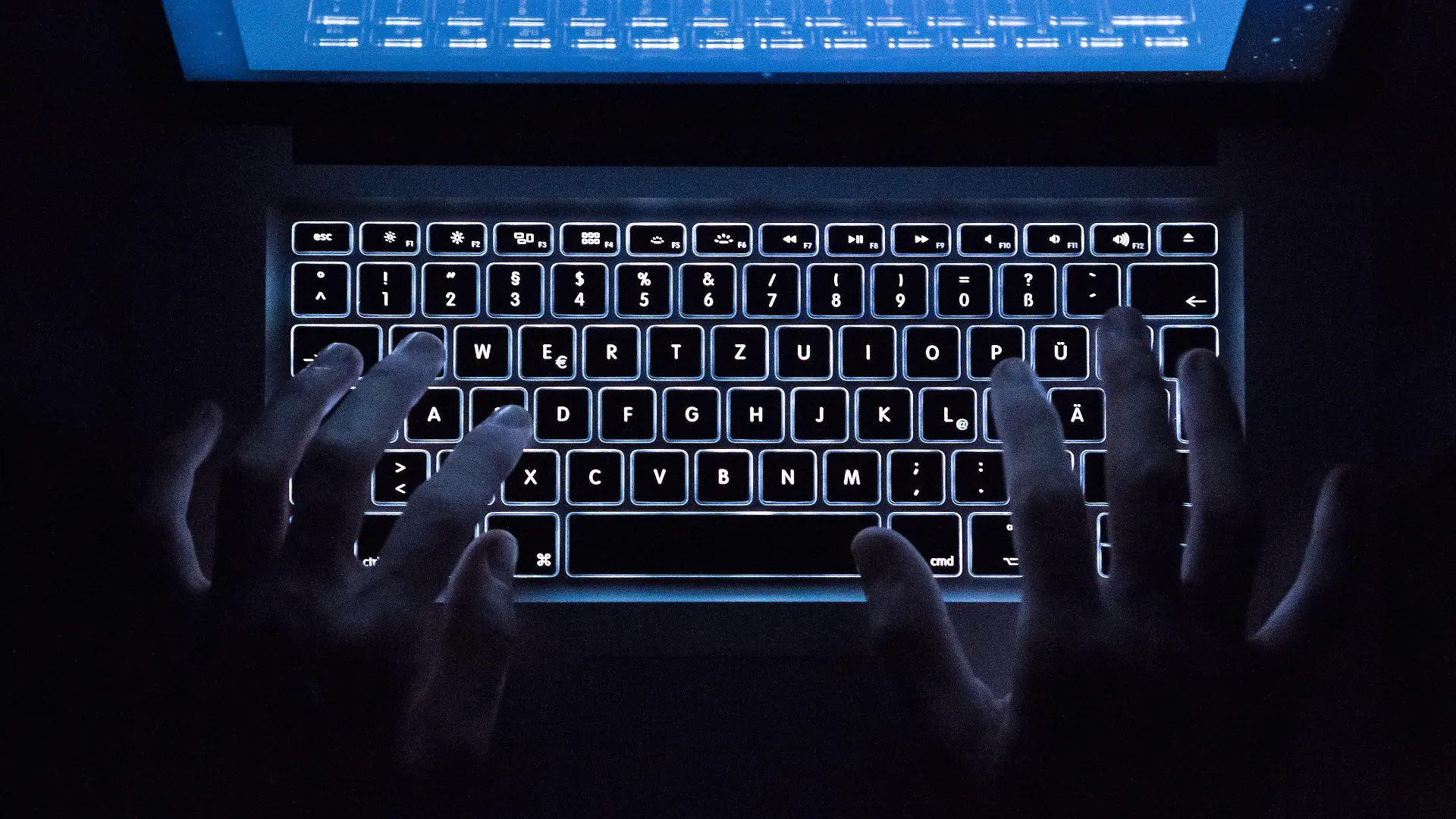 ARCHIV - ILLUSTRATION - Ein Mann benutzt am 26.07.2016 in Stuttgart (Baden-Württemberg) die beleuchtete Tastatur eines Notebooks (Szene gestellt). Das Saarland will beim nationalen IT-Gipfel Mitte November als «Hotspot» für Informationstechnik Flagge zeigen. Foto: Silas Stein/dpa (zu dpa «Nationaler IT-Gipfel: Saarland zeigt sich als Informatik-«Hotspot»» vom 03.11.2016) +++(c) dpa - Bildfunk+++