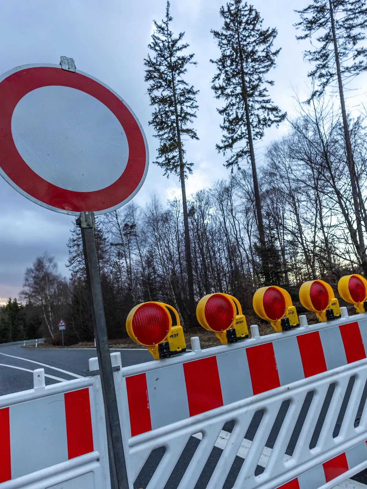 Sturmschäden im Taunus Die Landstraße L3004 ist an der Hegewiese unterhalb des Großen Feldbergs wegen zahlreicher umgestürzter Bäume gesperrt. Das Sturmtief Ylenia hatte im Taunus für einige Schäden gesorgt., Schmitten Hessen Deutschland 