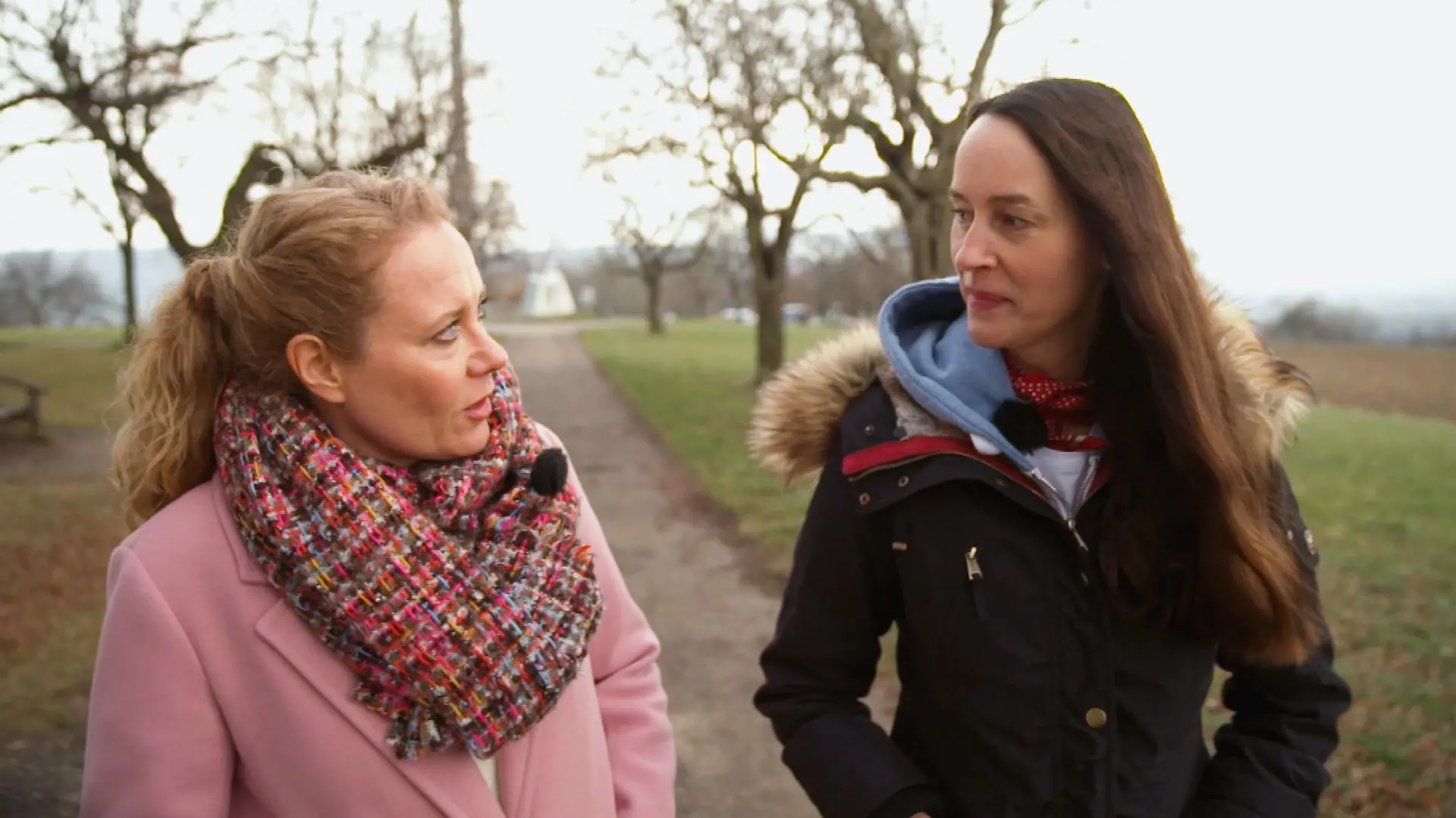 Kathrin Degen (l.) und Manuela.
Die Verwendung des sendungsbezogenen Materials ist nur mit dem Hinweis und Verlinkung auf RTL+ gestattet.