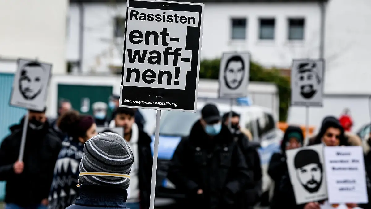  29.12.2020, xpsx, Lokal Hanau antirassistischen Mahnwache mit Kundgebung in Hanau-Kesselstadt v.l. antirassistischen Mahnwache mit Kundgebung in Hanau-Kesselstadt, in direkter Nähe des Wohnhauses des Vaters des Attentäters vom 19. Februar 2020, Hanau Hessen Deutschland DEU Kesselstadt *** 29 12 2020, xpsx, local Hanau anti-racist vigil with rally in Hanau Kesselstadt v l anti-racist vigil with rally in Hanau Kesselstadt, in the immediate vicinity of the home of the father of the assassin of 19 February 2020, Hanau Hesse Germany DEU Kesselstadt