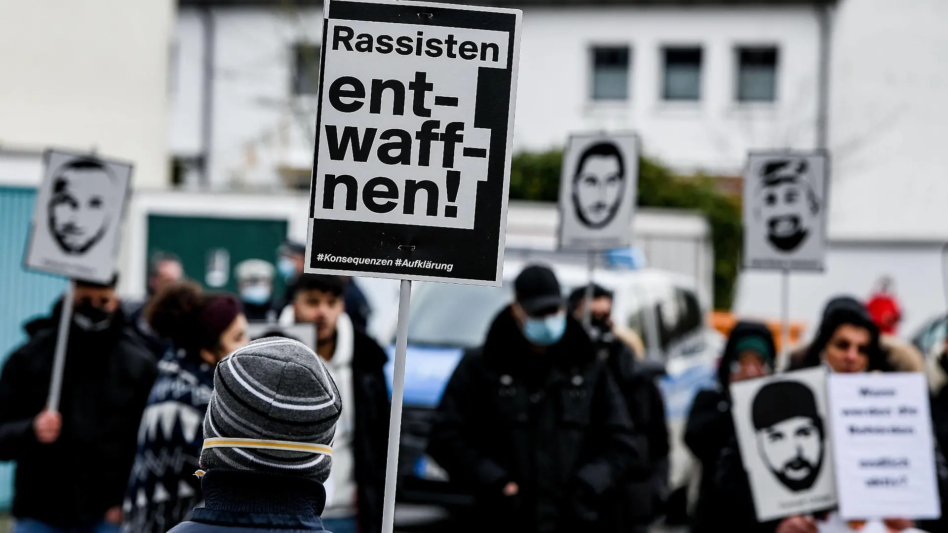 29.12.2020, xpsx, Lokal Hanau antirassistischen Mahnwache mit Kundgebung in Hanau-Kesselstadt v.l. antirassistischen Mahnwache mit Kundgebung in Hanau-Kesselstadt, in direkter Nähe des Wohnhauses des Vaters des Attentäters vom 19. Februar 2020, Hanau Hessen Deutschland DEU Kesselstadt *** 29 12 2020, xpsx, local Hanau anti-racist vigil with rally in Hanau Kesselstadt v l anti-racist vigil with rally in Hanau Kesselstadt, in the immediate vicinity of the home of the father of the assassin of 19 February 2020, Hanau Hesse Germany DEU Kesselstadt