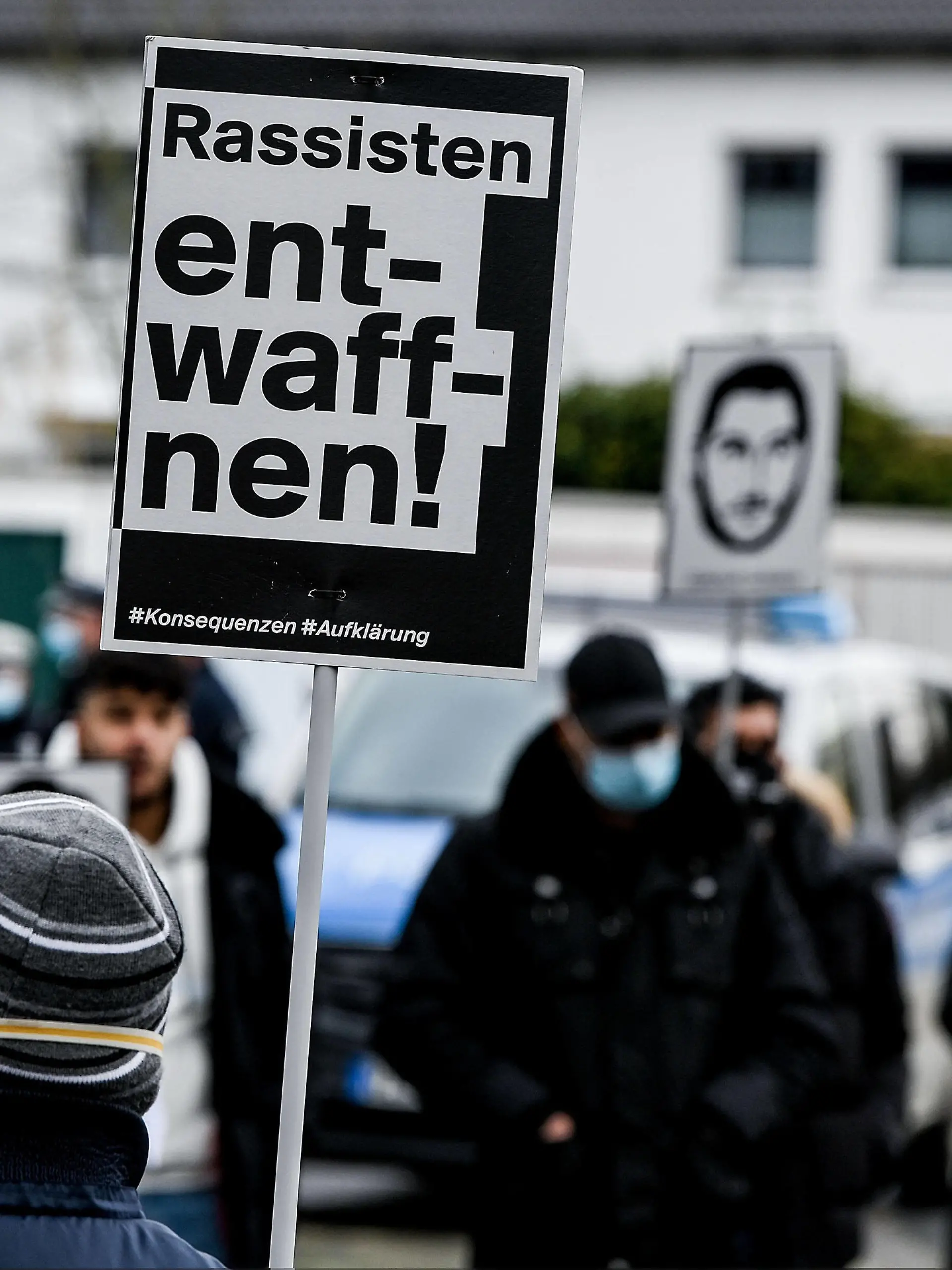  29.12.2020, xpsx, Lokal Hanau antirassistischen Mahnwache mit Kundgebung in Hanau-Kesselstadt v.l. antirassistischen Mahnwache mit Kundgebung in Hanau-Kesselstadt, in direkter Nähe des Wohnhauses des Vaters des Attentäters vom 19. Februar 2020, Hanau Hessen Deutschland DEU Kesselstadt *** 29 12 2020, xpsx, local Hanau anti-racist vigil with rally in Hanau Kesselstadt v l anti-racist vigil with rally in Hanau Kesselstadt, in the immediate vicinity of the home of the father of the assassin of 19 February 2020, Hanau Hesse Germany DEU Kesselstadt