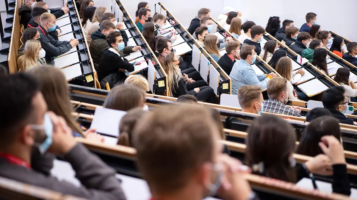 Studentinnen und Studenten sitzen im großen Hörsaal der Universität Bremen. (zu dpa «Von der «roten Kaderschmiede» zur Klimaforschung - Uni Bremen wird 50»)