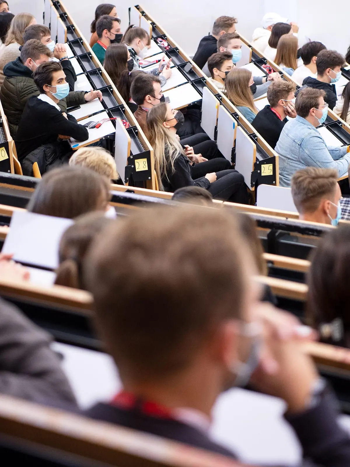 Studentinnen und Studenten sitzen im großen Hörsaal der Universität Bremen. (zu dpa «Von der «roten Kaderschmiede» zur Klimaforschung - Uni Bremen wird 50»)