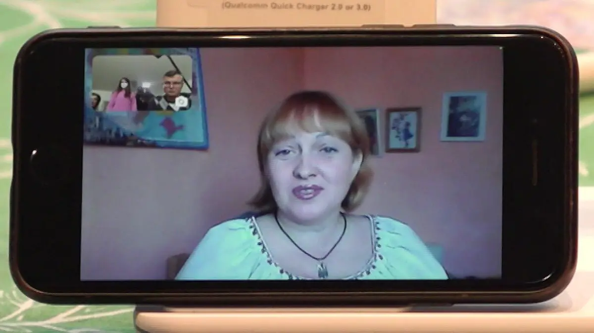 Krystyna Golovachova im Skype-Gespräch, abgebildet auf dem Display eines Smartphones.