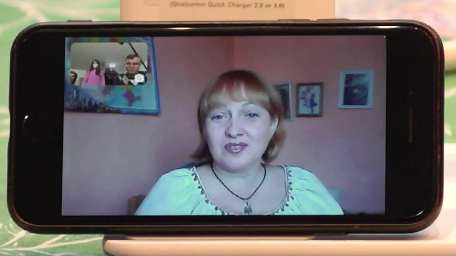 Krystyna Golovachova im Skype-Gespräch, abgebildet auf dem Display eines Smartphones.