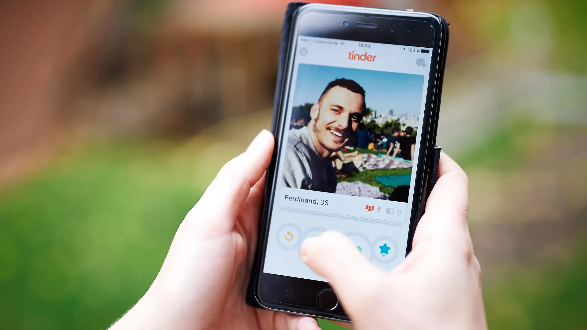 Die Dating-App "tinder" am 21.10.2015 auf einem iPhone 6 Display. Foto: picture alliance / Robert Schlesinger