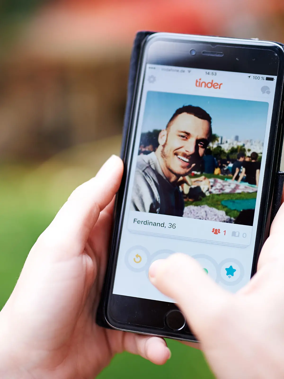 Die Dating-App "tinder" am 21.10.2015 auf einem iPhone 6 Display. Foto: picture alliance / Robert Schlesinger