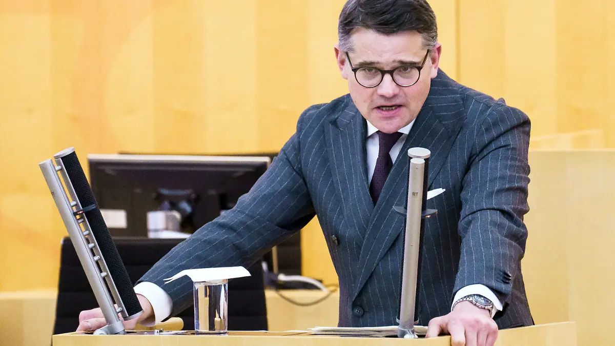 02.02.2021, Hessen, Wiesbaden: Boris Rhein (CDU), Präsident des Landtages in Hessen, hält die Rede zur Gedenkveranstaltung. Der Hessische Landtag hat der Opfer des rassistisch motivierten Anschlags im Februar 2020 in Hanau gedacht. Angehörige und Überlebende des Anschlags waren im Landtag anwesend. Am 19. Februar vergangenen Jahres hatte der 43-jährige Deutsche Tobias R. neun Menschen mit ausländischen Wurzeln erschossen. Foto: Andreas Arnold/dpa +++ dpa-Bildfunk +++
