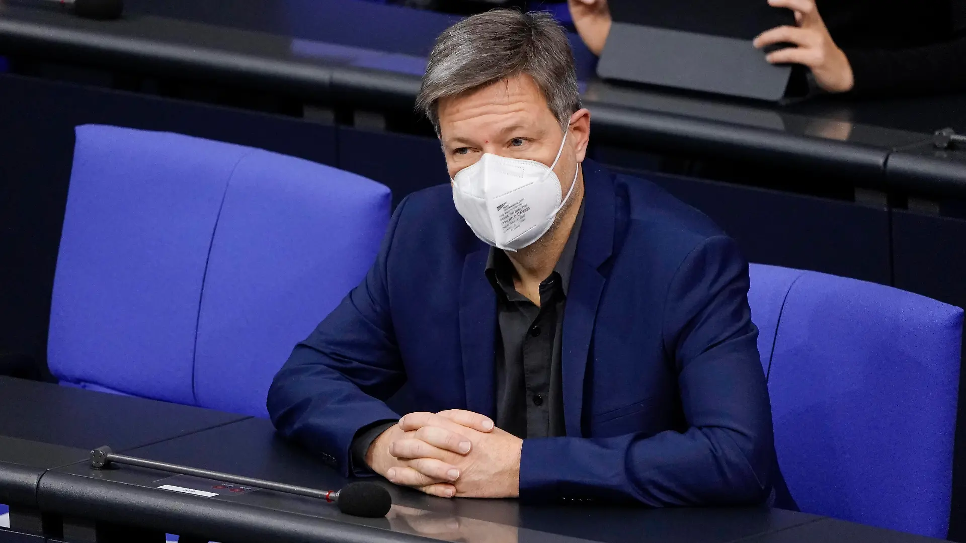 17. Bundestagssitzung und Debatte in Berlin Aktuell,17.02.2022 Berlin, Wirtschafts- und Klimaminister Robert Habeck Gruene im Portrait auf der Regierungsbank im Vorfeld an die 17. Sitzung des Deutschen Bundestag in Berlin Berlin Berlin Deutschland *** 17 Bundestag session and debate in Berlin News,17 02 2022 Berlin, Economy and Climate Minister Robert Habeck Gruene in portrait on the government bench in the run-up to the 17 session of the German Bundestag in Berlin Berlin Germany