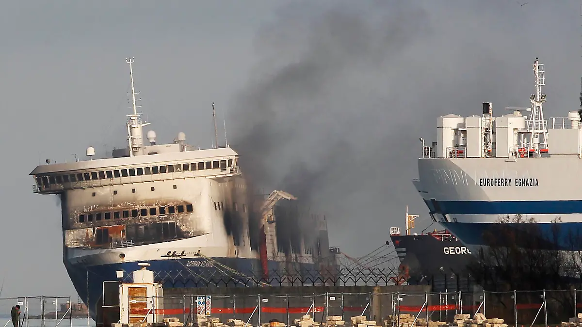 Smoke rises from the Norman Atlantic multi-deck car-and-truck ferry docked at Brindisi harbour, after a fire broke out on it off the coast of Greece January 3, 2015. Tug boats hauled the burnt-out hulk of the ferry that caught fire on Sunday off the coast of Greece into a southern Italian port on Friday, opening the way for an investigation into the cause of the blaze that killed at least 11 people. REUTERS/Ciro De Luca (ITALY - Tags: DISASTER MARITIME TRANSPORT TPX IMAGES OF THE DAY)
