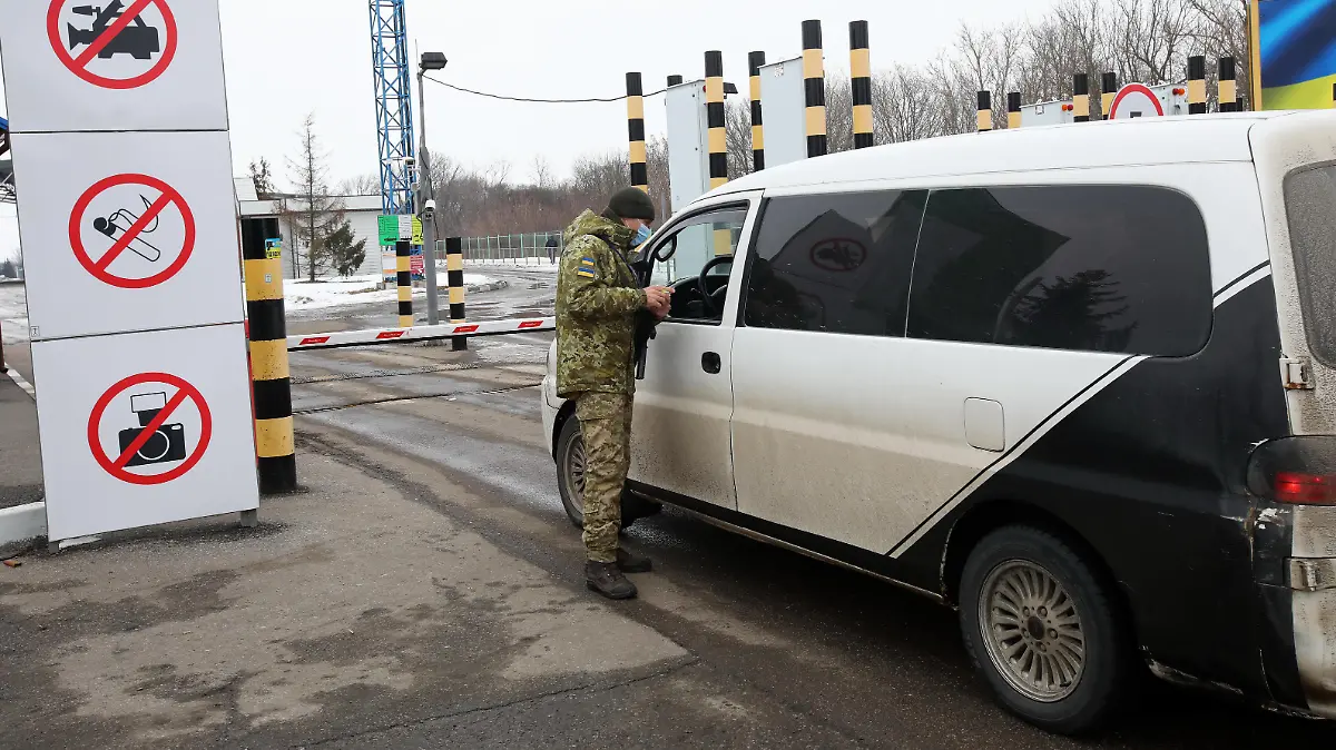 KHARKIV REGION, UKRAINE - FEBRUARY 16, 2022 - A border guard talks to a driver at the Hoptivka checkpoint on the Ukraine-Russia border, Kharkiv Region, northeastern Ukraine. Ukraine-Russia border in Kharkiv Region Copyright: xVyacheslavxMadiyevskyyx