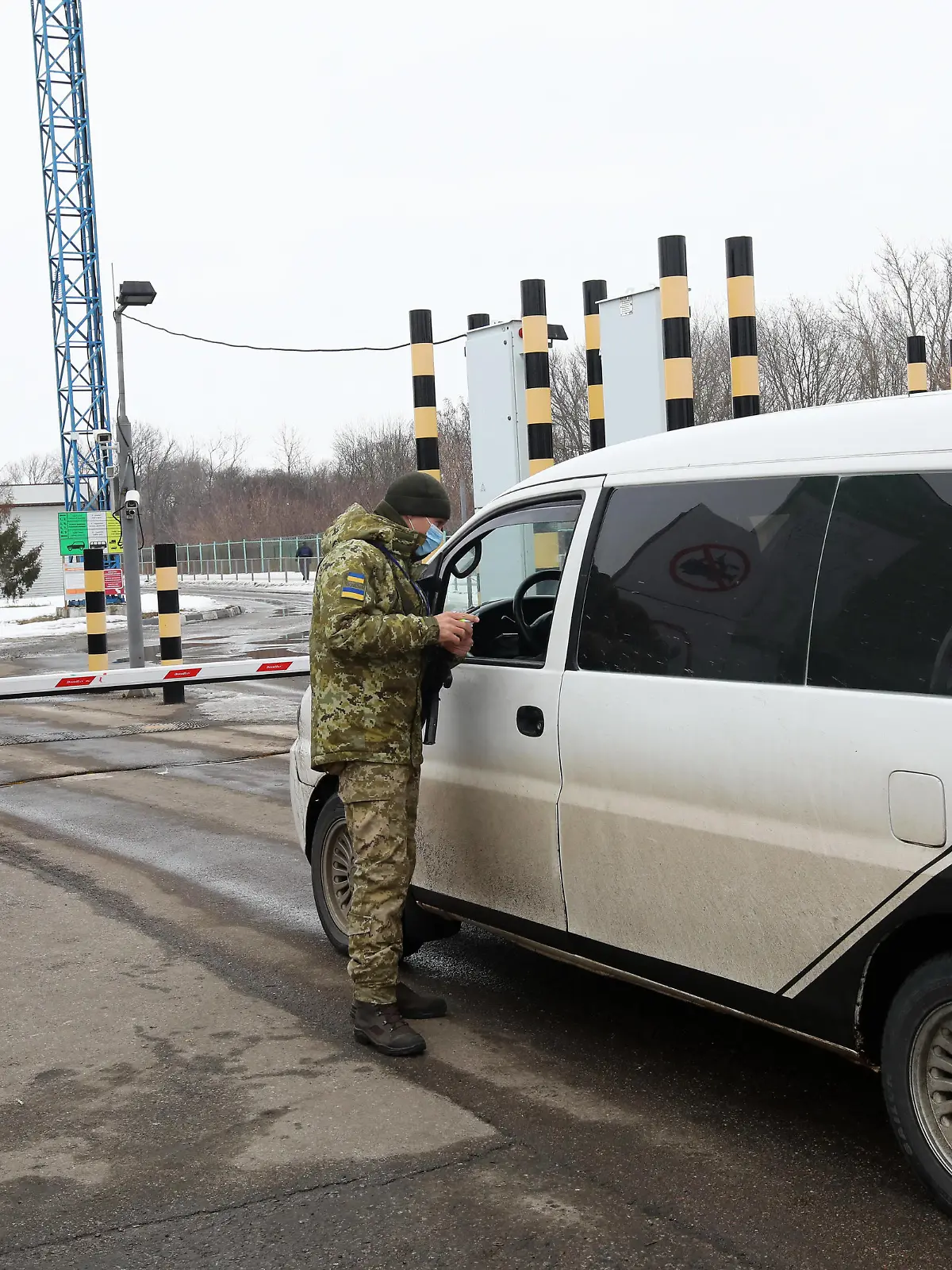  KHARKIV REGION, UKRAINE - FEBRUARY 16, 2022 - A border guard talks to a driver at the Hoptivka checkpoint on the Ukraine-Russia border, Kharkiv Region, northeastern Ukraine. Ukraine-Russia border in Kharkiv Region Copyright: xVyacheslavxMadiyevskyyx