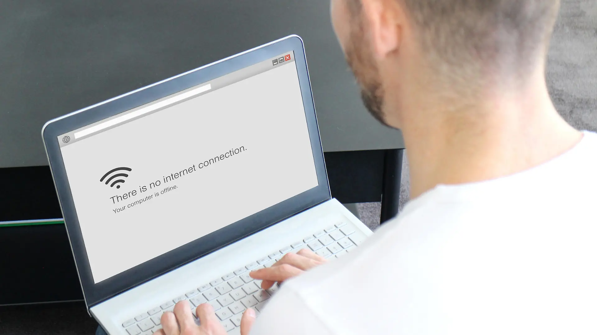A computer with an error message showing no internet connection.