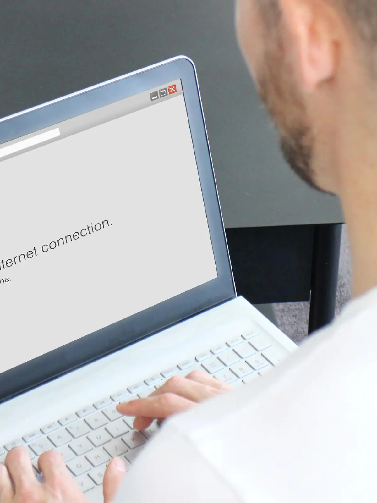 A computer with an error message showing no internet connection.