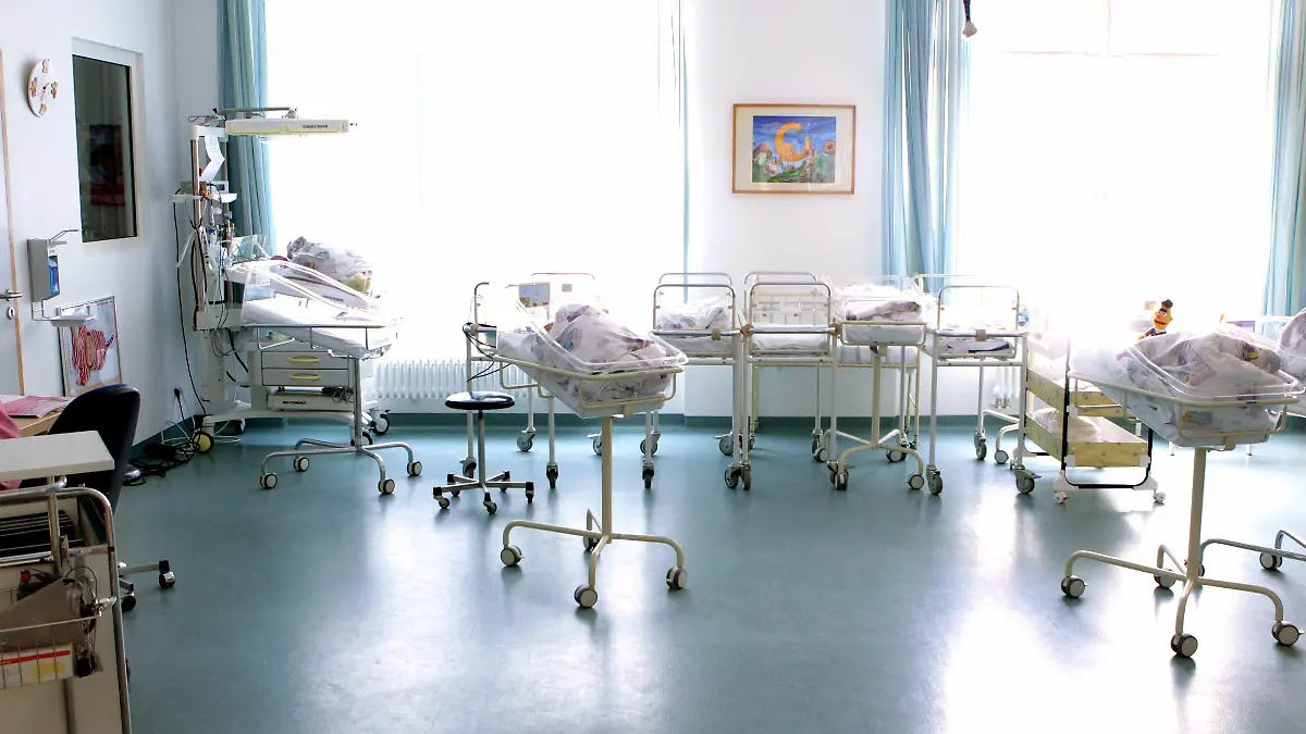 Die Säuglingsstation des Remigius Krankenhauses in Leverkusen Opladen, aufgenommen am Donnerstag (05.05.2005). Am Mittwoch (04.05.2005) wurde in diesem Krankenhaus die frisch geborene Lauretta von einer unbekannten Frau aus dem Krankenzimmer entführt. Nach Angaben der Polizei hatte eine etwa 40 Jahre alte, südländisch aussehende Frau der 35 Jahre alten Mutter in deren Krankenzimmer den Säugling aus dem Arm genommen und erklärt, das Kind jetzt zur Untersuchung auf die Station zu bringen. Der wenige Stunden alte Säugling und die unbekannte Frau sind seither verschwunden. Foto: Rolf Vennenbernd dpa/lnw +++(c) dpa - Report+++