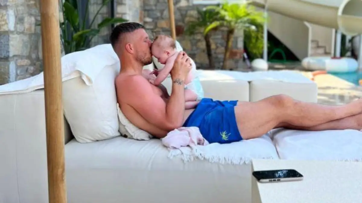 Lukas Podolski und Tochter Ella im Urlaub