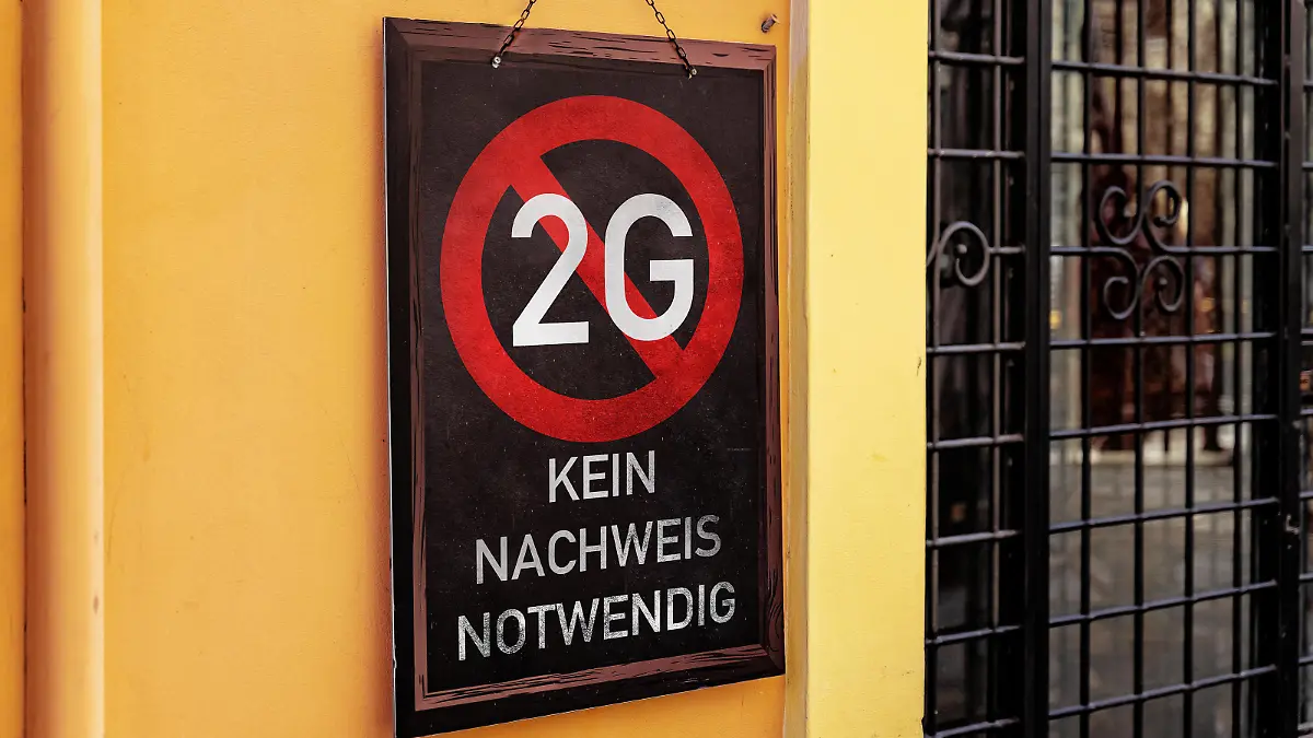 Schild mit der Aufschrift 2G Regel Geimpft Genesen 2G-Regel durchgestrichen, Ende der 2 G Regelung - nicht länger gültig FOTOMONTAGE