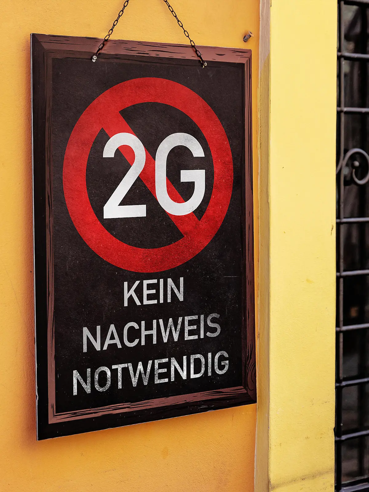 Schild mit der Aufschrift 2G Regel Geimpft Genesen 2G-Regel durchgestrichen, Ende der 2 G Regelung - nicht länger gültig FOTOMONTAGE