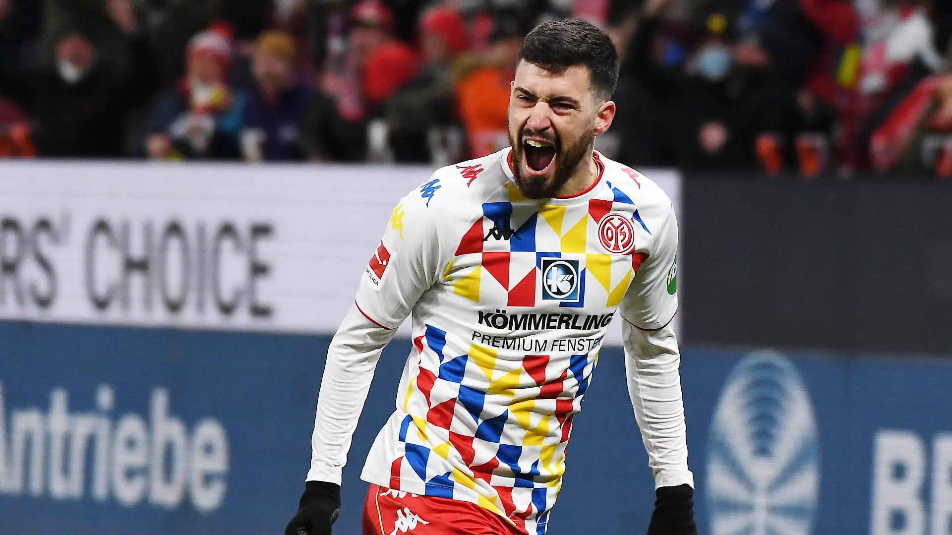  Fußball 1. Bundesliga Saison 2021/2022, 23. Spieltag, 1. FSV Mainz 05 vs. Bayer 04 Leverkusen 18.02.2022 Aaron Martin Linker Verteidiger Mainz 05, Rueckennummer 3 jubelt nach seinem Tor per Freistoß zum 1:1 beim Spiel Mainz gegen Leverkusen 18.02.2022 Mainz Rheinland-Pfalz Deutschland MEWA Arena *** Soccer 1 Bundesliga season 2021 2022, 23 matchday, 1 FSV Mainz 05 vs Bayer 04 Leverkusen 18 02 2022 Aaron Martin left defender Mainz 05, back number 3 cheers after his goal from free kick to 1 1 during the match Mainz vs Leverkusen 18 02 2022 Mainz Rheinland Pfalz Germany MEWA Arena