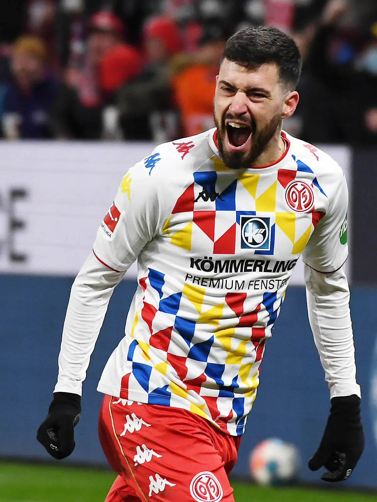  Fußball 1. Bundesliga Saison 2021/2022, 23. Spieltag, 1. FSV Mainz 05 vs. Bayer 04 Leverkusen 18.02.2022 Aaron Martin Linker Verteidiger Mainz 05, Rueckennummer 3 jubelt nach seinem Tor per Freistoß zum 1:1 beim Spiel Mainz gegen Leverkusen 18.02.2022 Mainz Rheinland-Pfalz Deutschland MEWA Arena *** Soccer 1 Bundesliga season 2021 2022, 23 matchday, 1 FSV Mainz 05 vs Bayer 04 Leverkusen 18 02 2022 Aaron Martin left defender Mainz 05, back number 3 cheers after his goal from free kick to 1 1 during the match Mainz vs Leverkusen 18 02 2022 Mainz Rheinland Pfalz Germany MEWA Arena