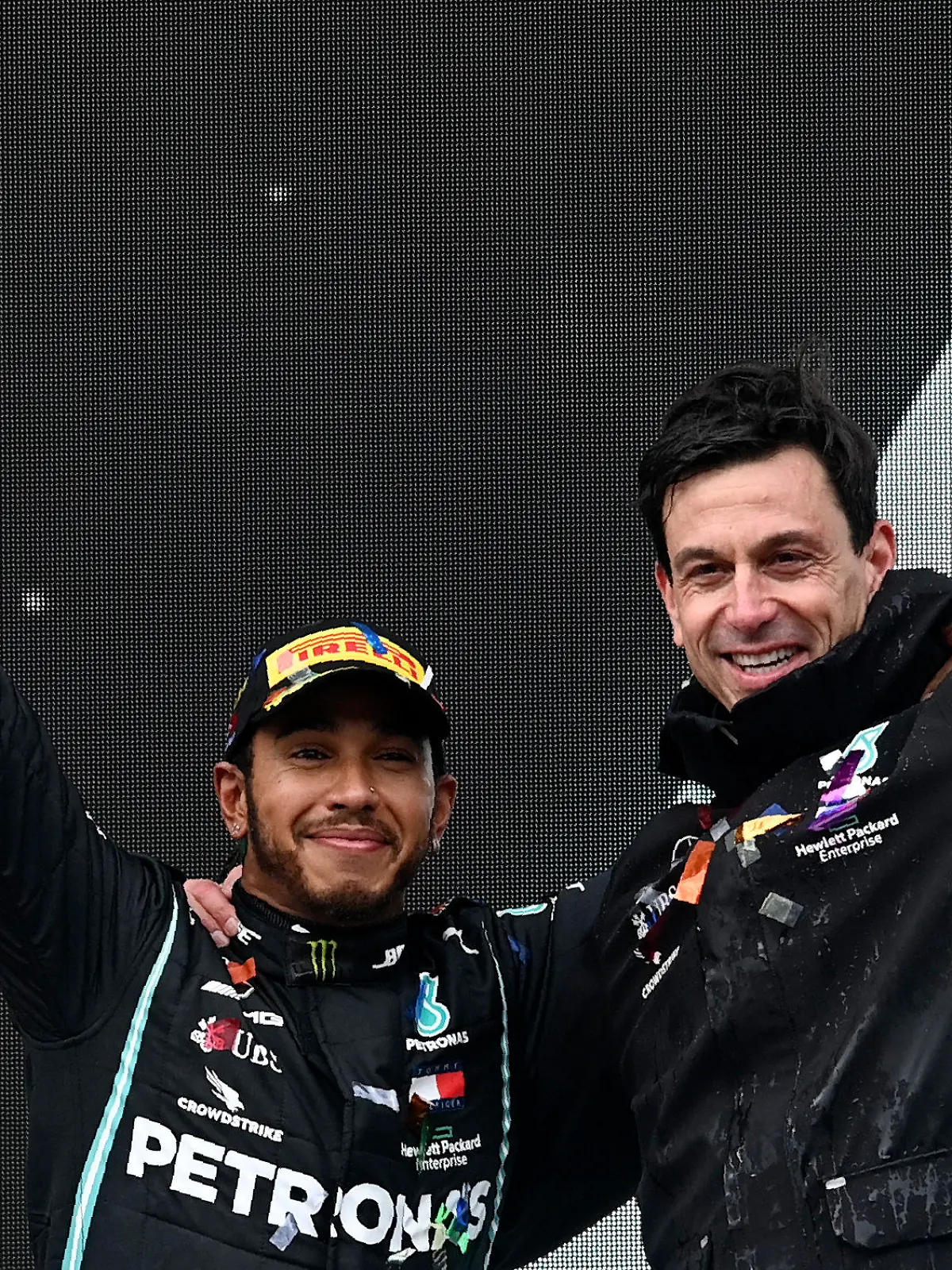 ARCHIV - 15.11.2020, Türkei, Istanbul: Motorsport: Formel-1-Weltmeisterschaft, Grand Prix der Türkei, Rennen: Lewis Hamilton (l) aus Großbritannien vom Team Mercedes feiert mit Toto Wolff, Motorsportchef vom Team Mercedes, seinen Sieg und Weltmeistertitel. (zu dpa «Blender am Bosporus? Hamilton und Mercedes gegen Hochstapler-Syndrom») Foto: Ozan Kose/POOL AFP/AP/dpa +++ dpa-Bildfunk +++
