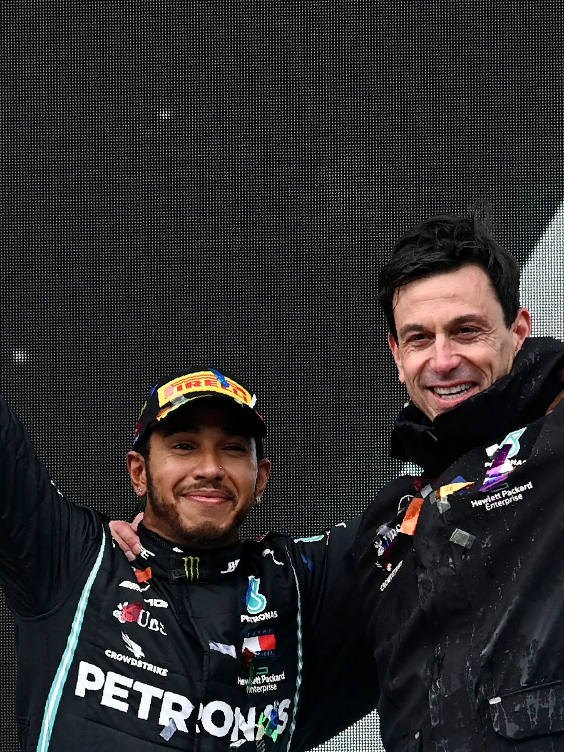 ARCHIV - 15.11.2020, Türkei, Istanbul: Motorsport: Formel-1-Weltmeisterschaft, Grand Prix der Türkei, Rennen: Lewis Hamilton (l) aus Großbritannien vom Team Mercedes feiert mit Toto Wolff, Motorsportchef vom Team Mercedes, seinen Sieg und Weltmeistertitel. (zu dpa «Blender am Bosporus? Hamilton und Mercedes gegen Hochstapler-Syndrom») Foto: Ozan Kose/POOL AFP/AP/dpa +++ dpa-Bildfunk +++