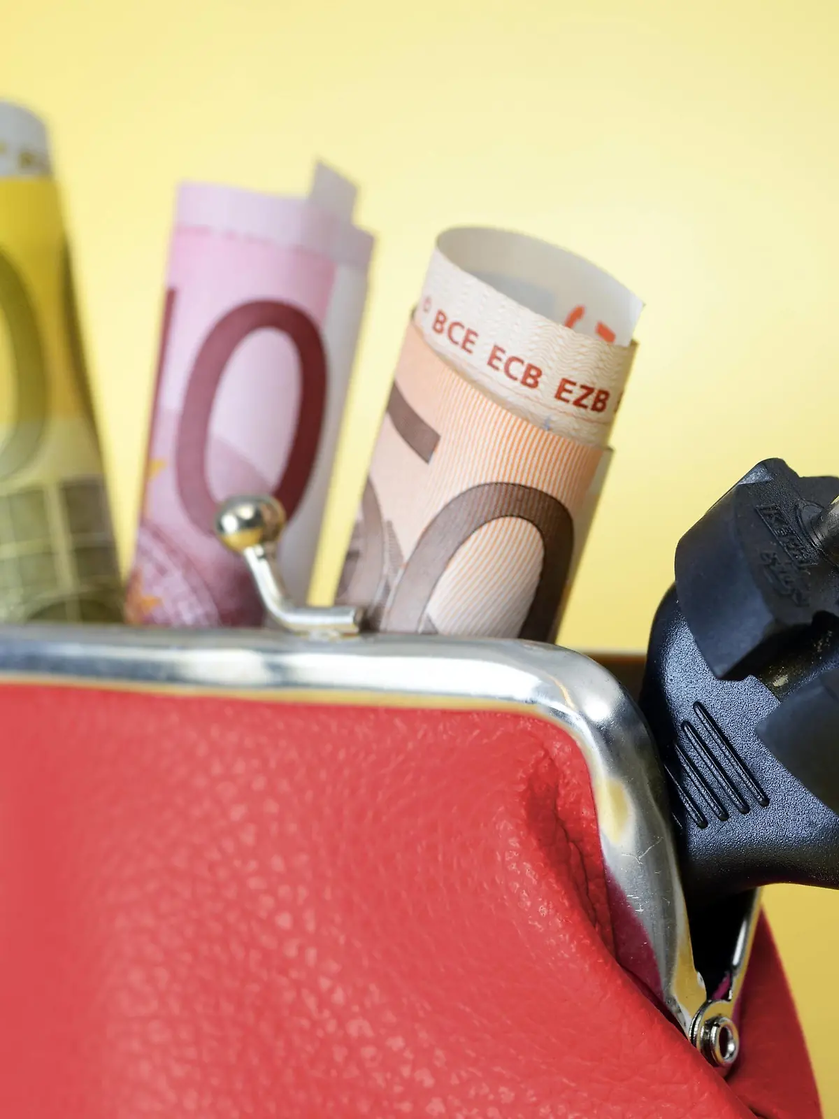  Portemonnaie mit Geldscheinen und Stromstecker, Symbolfoto Stromkosten