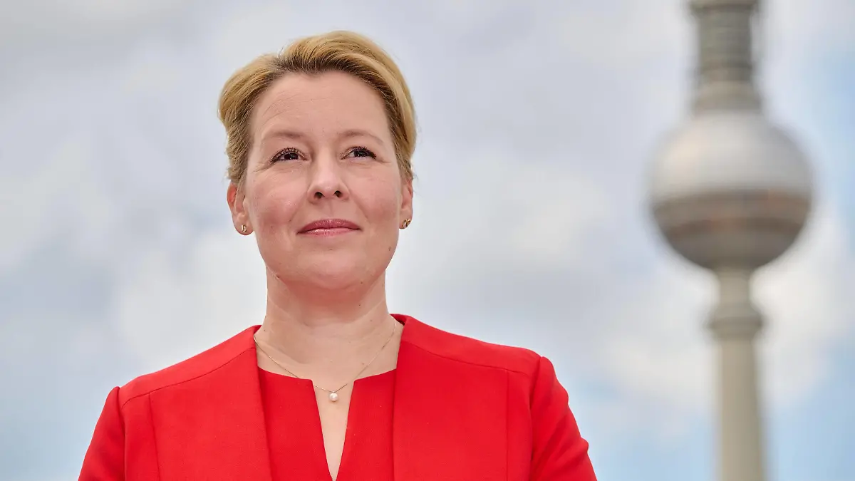 Franziska Giffey bei der Vorstellung des Zukunftsprogramms Neustart Berlin auf der Dachterasse des Berliner Weekend Clubs im Rahmen der Sommertour mit Franziska Giffey anlässlich des Bundestagswahlkampf der SPD. / Franziska Giffey at the presentation of the future program Neustart Berlin on the roof terrace of the Berlin Weekend Club as part of the summer tour with Franziska Giffey on the occasion of the Bundestag election campaign of the SPD. snapshot-photography/F.Boillot *** Franziska Giffey at the presentation of the future program Neustart Berlin on the roof terrace of the Berlin Weekend Club as part of the summer tour with Franziska Giffey on the occasion of the Bundestag election campaign of the SPD snapshot photography F Boillo